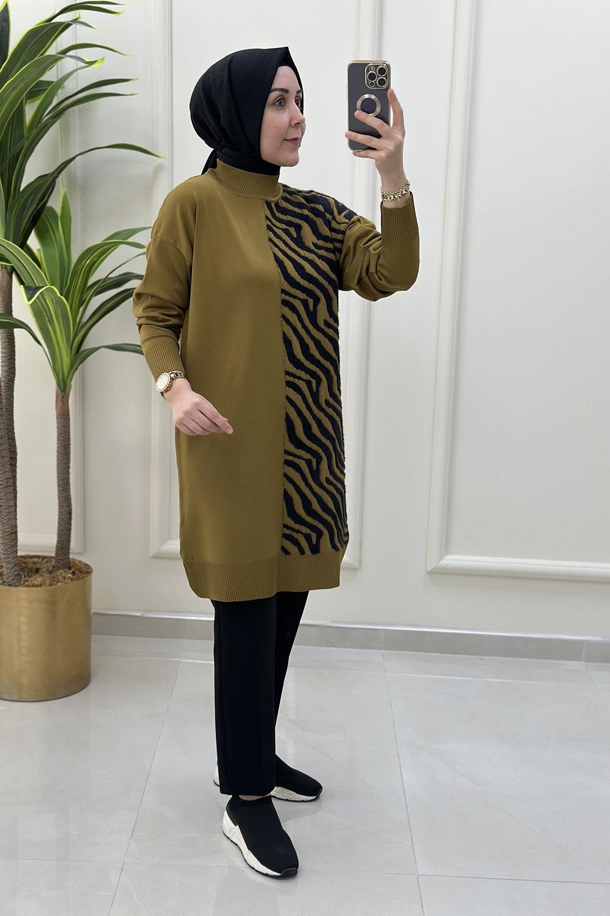 Tesettür TunikDüşük Omuz Zebra Desen Garnili Triko Kadın Tunik Yağ Yeşili KADO 46107