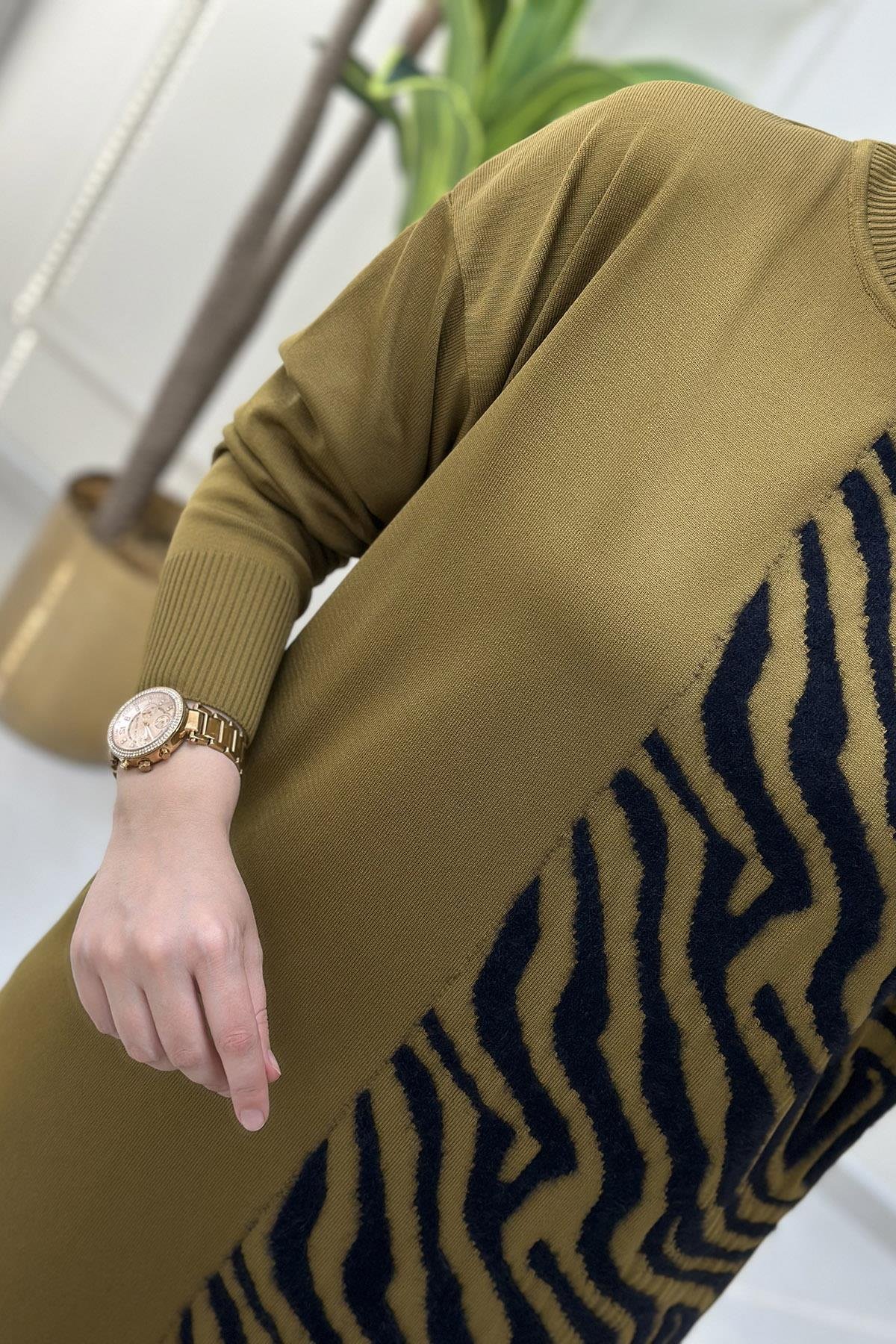 Tesettür TunikDüşük Omuz Zebra Desen Garnili Triko Kadın Tunik Yağ Yeşili KADO 46107