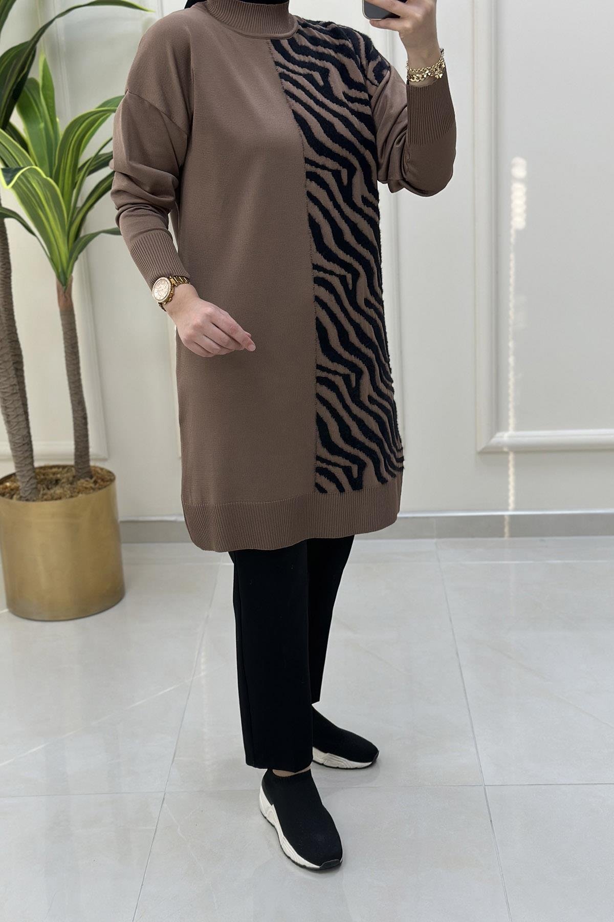 Tesettür TunikDüşük Omuz Zebra Desen Garnili Triko Kadın Tunik Vizon KADO 46107