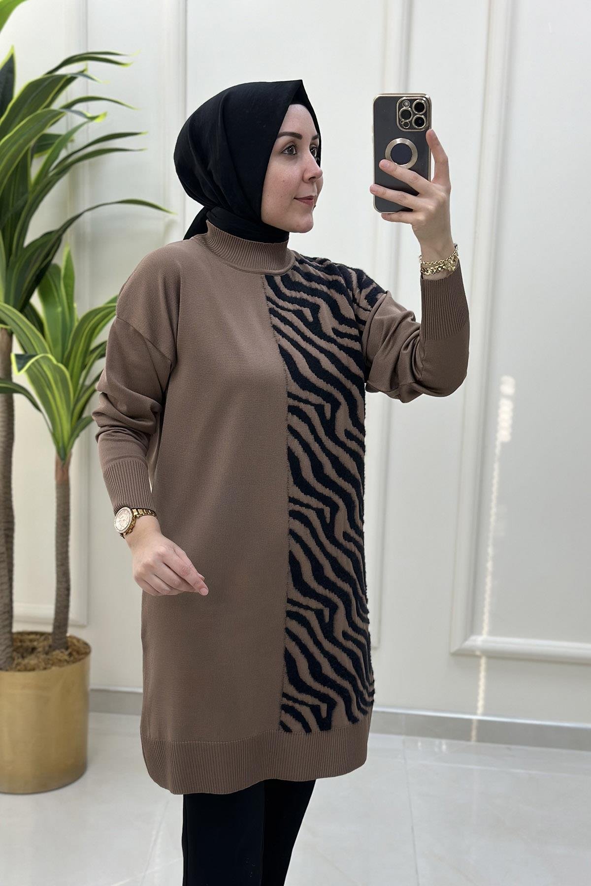 Tesettür TunikDüşük Omuz Zebra Desen Garnili Triko Kadın Tunik Vizon KADO 46107