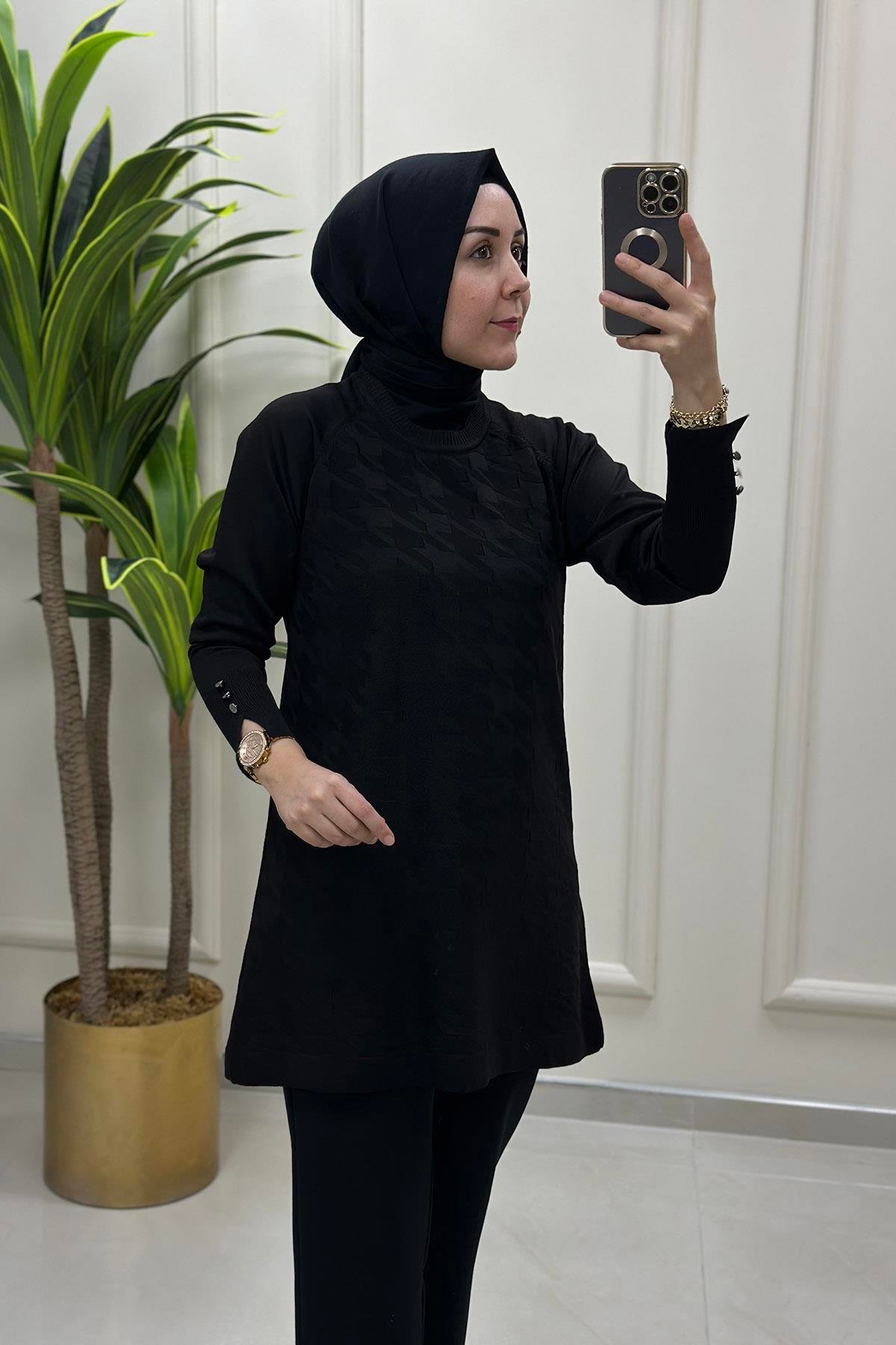 Tesettür TunikKazayağı Desen Kol Düğme Detaylı Kadın Triko Tunik Siyah KADO 015