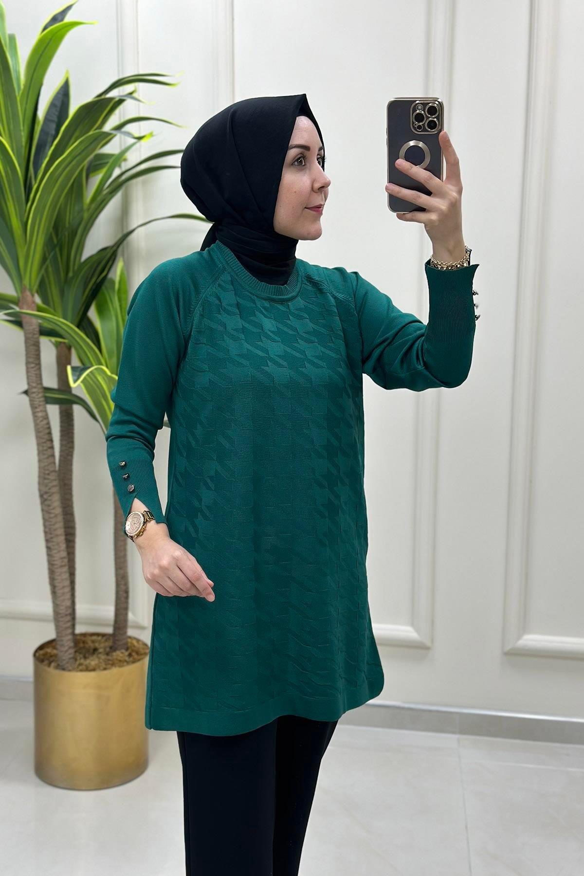 Tesettür TunikKazayağı Desen Kol Düğme Detaylı Kadın Triko Tunik Zümrüt Yeşili KADO 015