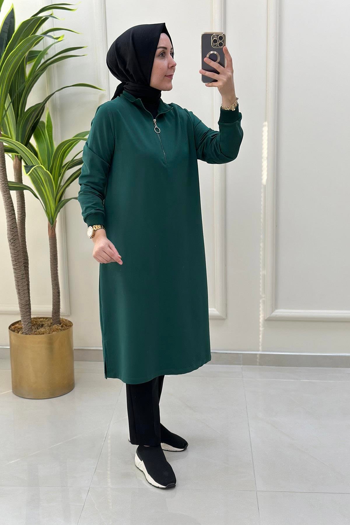 Tesettür TunikKol ve Yaka Ribanalı Önü Yarım Fermuarlı Kadın Tunik Zümrüt Yeşili KADO 7568