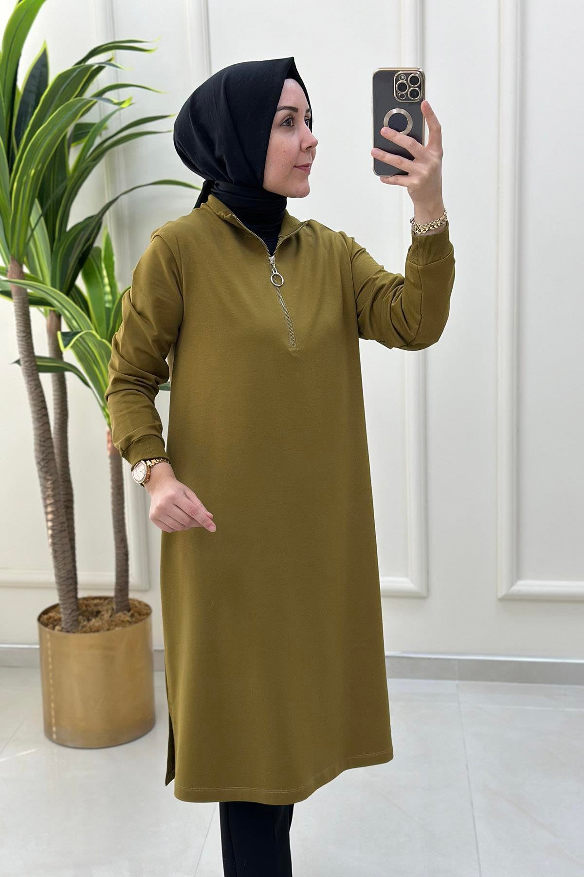 Tesettür TunikKol ve Yaka Ribanalı Önü Yarım Fermuarlı Kadın Tunik Yağ Yeşili KADO 7568