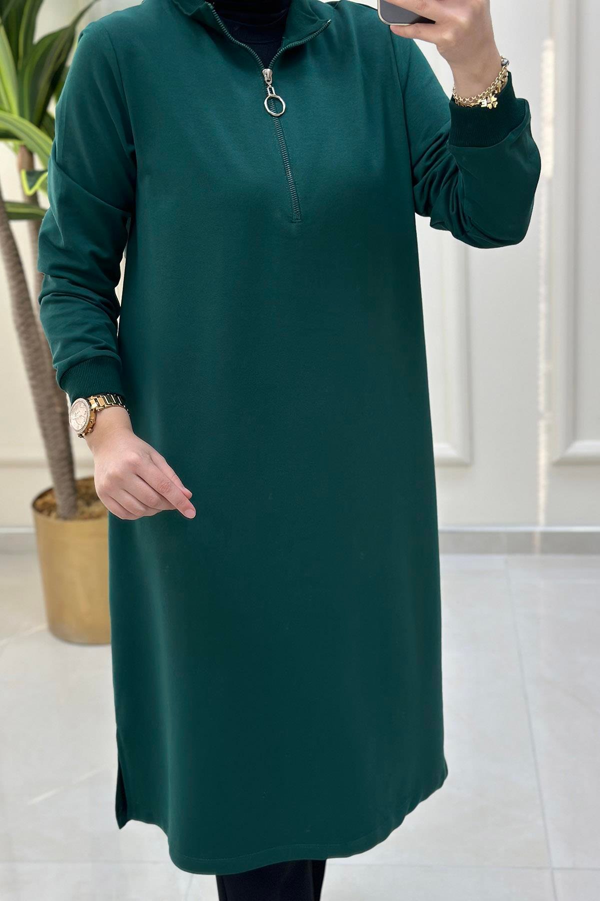 Tesettür TunikKol ve Yaka Ribanalı Önü Yarım Fermuarlı Kadın Tunik Zümrüt Yeşili KADO 7568