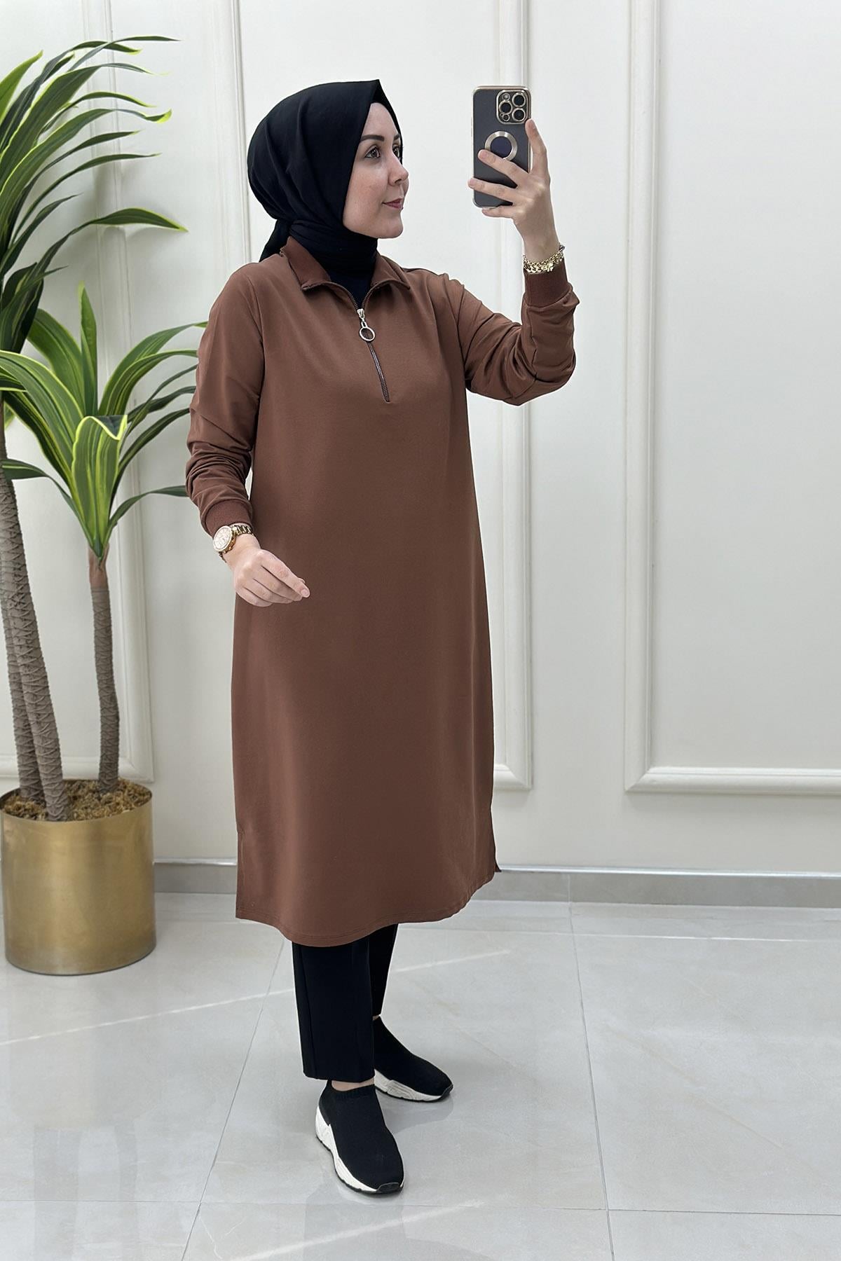 Tesettür TunikKol ve Yaka Ribanalı Önü Yarım Fermuarlı Kadın Tunik Taba KADO 7568
