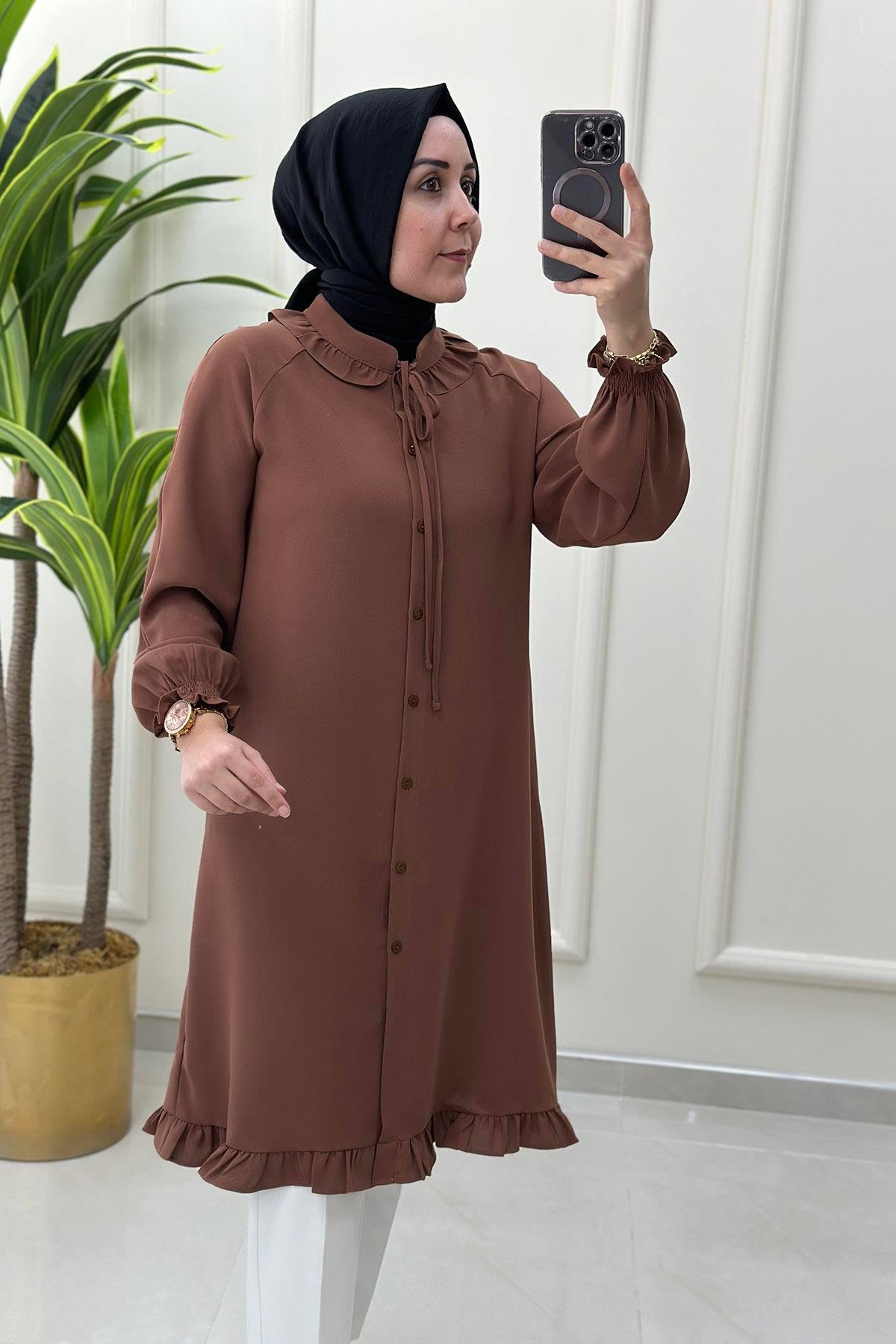 Tesettür TunikKolu ve Yakası Fırfırlı Önü Düğmeli Kadın Tunik Taba ALS 4751