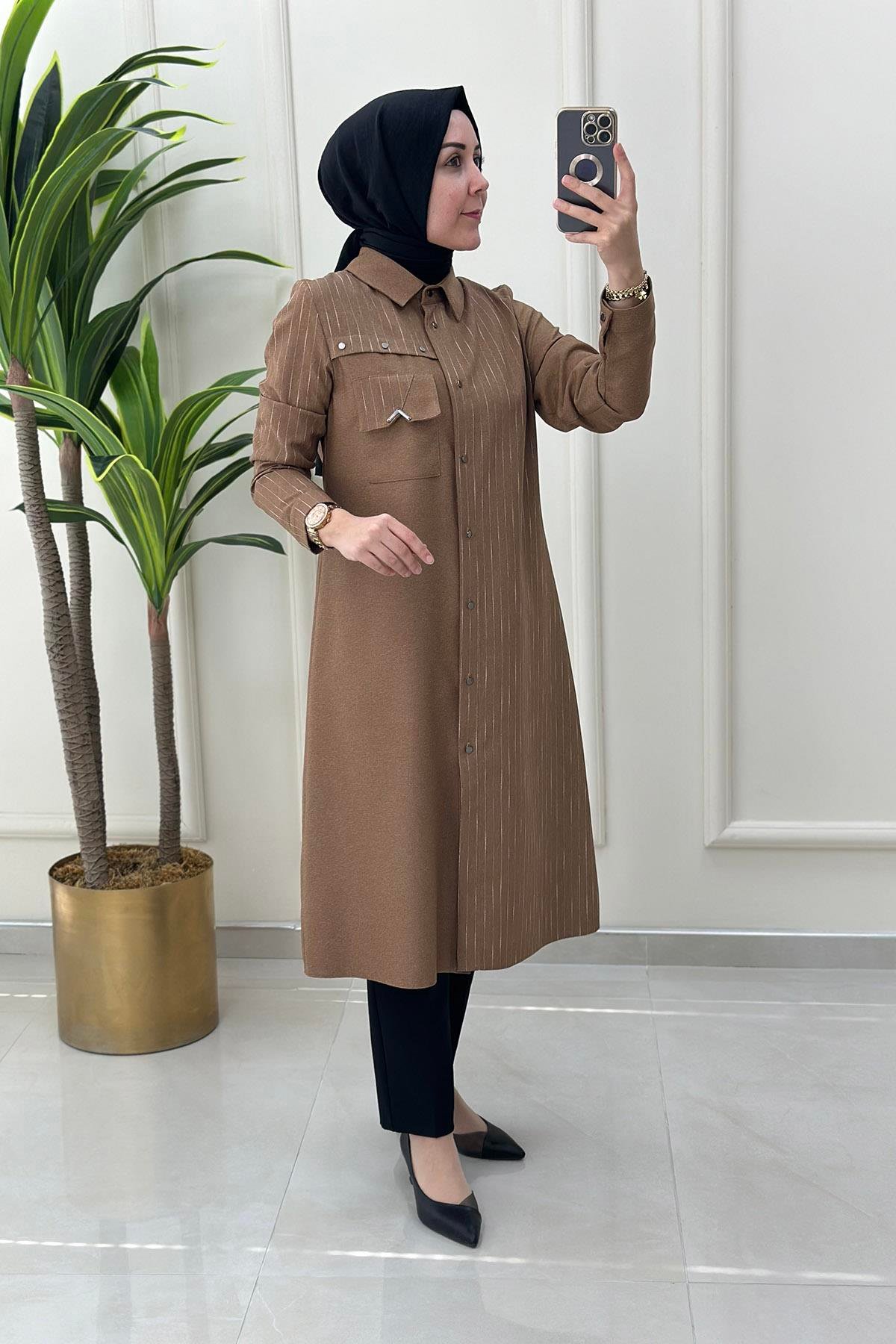 Tesettür TunikÖnü Düğmeli Çizgi Desen Garnili Cepli Kadın Tunik Camel QTN 2875