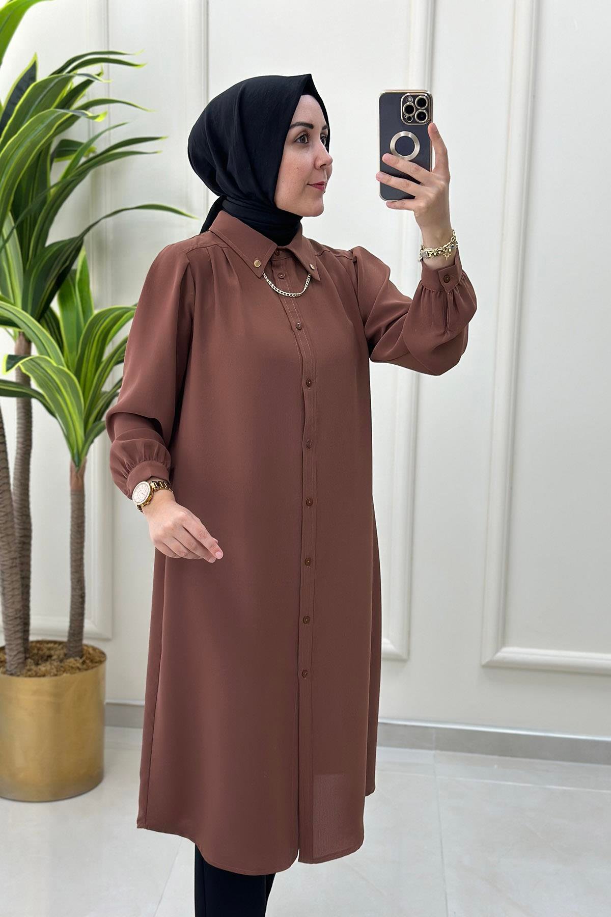 Tesettür TunikÖnü Düğmeli Yaka Aksesuar Detaylı Kadın Tunik Taba ALS 4729