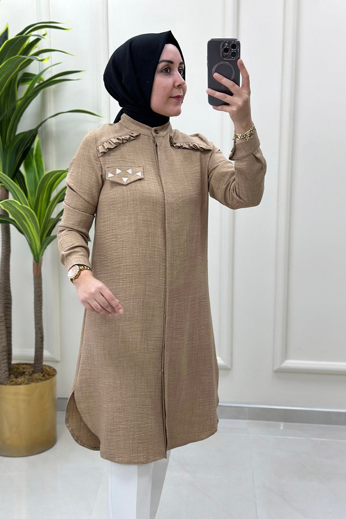 Tesettür TunikÖnü Gizli Düğmeli Yakası Fırfırlı Kadın Tunik Cappucino MLH 4220