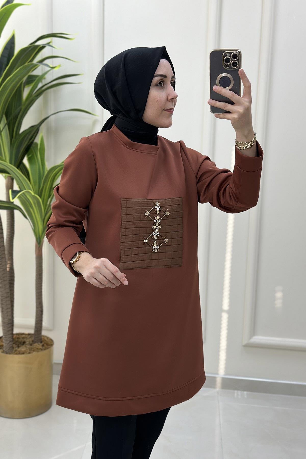 Tesettür TunikÖnü Kapitone ve Taş Detaylı Kadın Tunik Taba QTN 2886