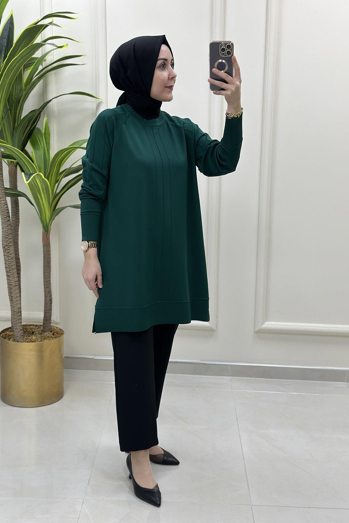 Tesettür TunikReglan Kol ve Önü Kendinden Desenli Kadın Triko Tunik Zümrüt Yeşili KADO 24639