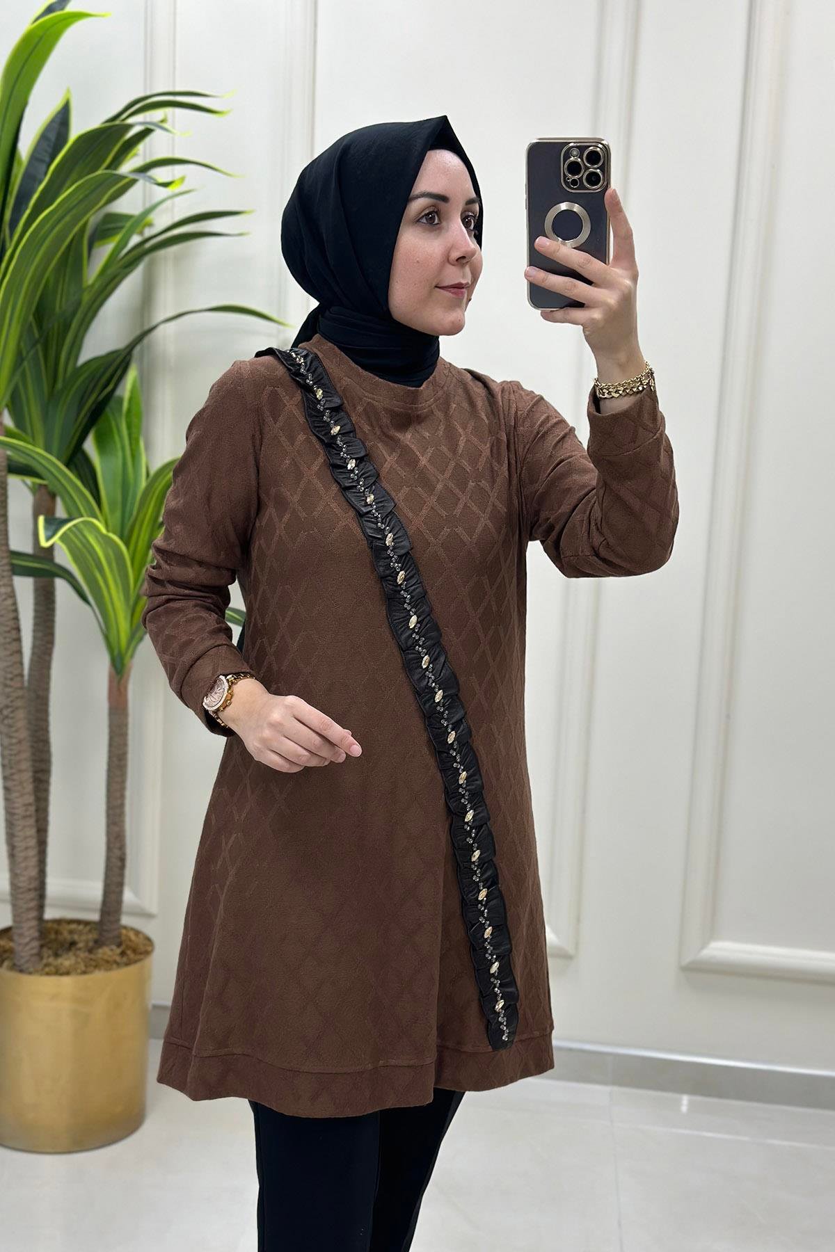 Tesettür TunikTriko Önü Deri Taş Detaylı Kadın Tunik Taba QTN 2863