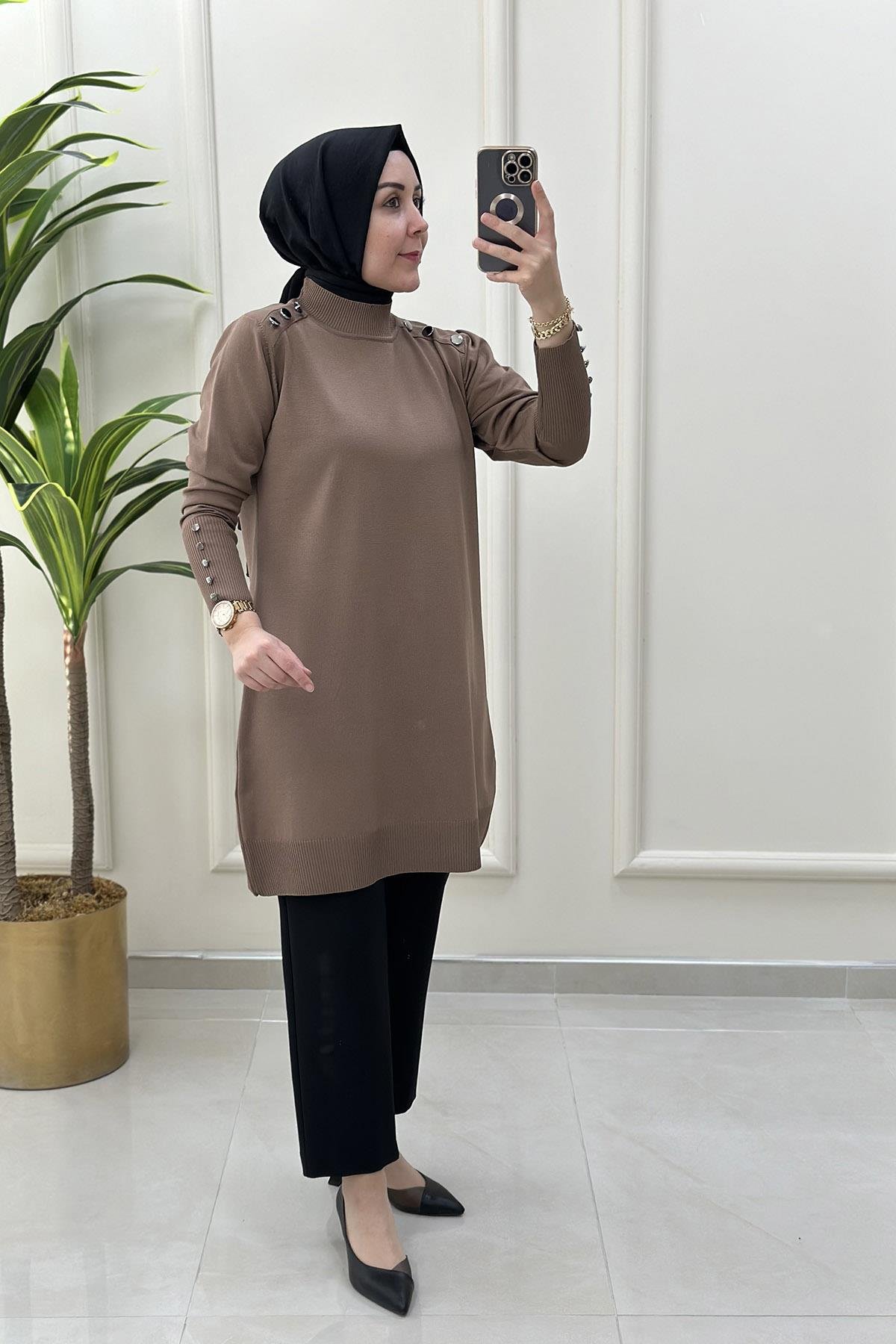 Tesettür TunikYaka ve Kol Düğme Detaylı Kadın Triko Tunik Vizon KADO 46007