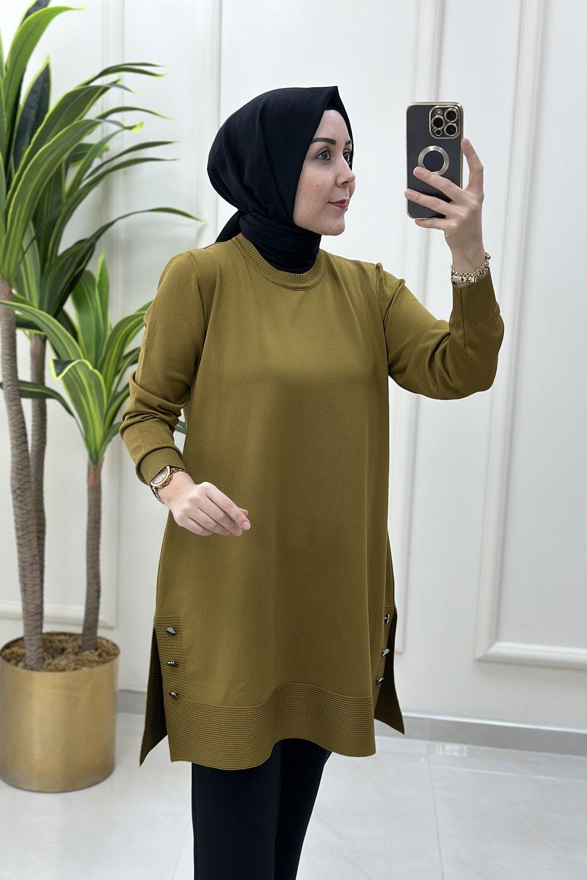 Tesettür TunikYanı Yırtmaç ve Düğme Detaylı Kadın Triko Tunik Yağ Yeşili KADO 46002