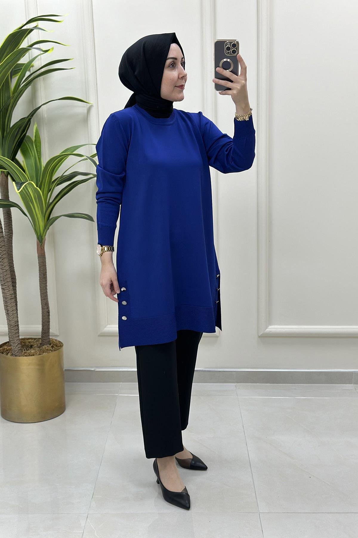 Tesettür TunikYanı Yırtmaç ve Düğme Detaylı Kadın Triko Tunik Saks Mavisi KADO 46002