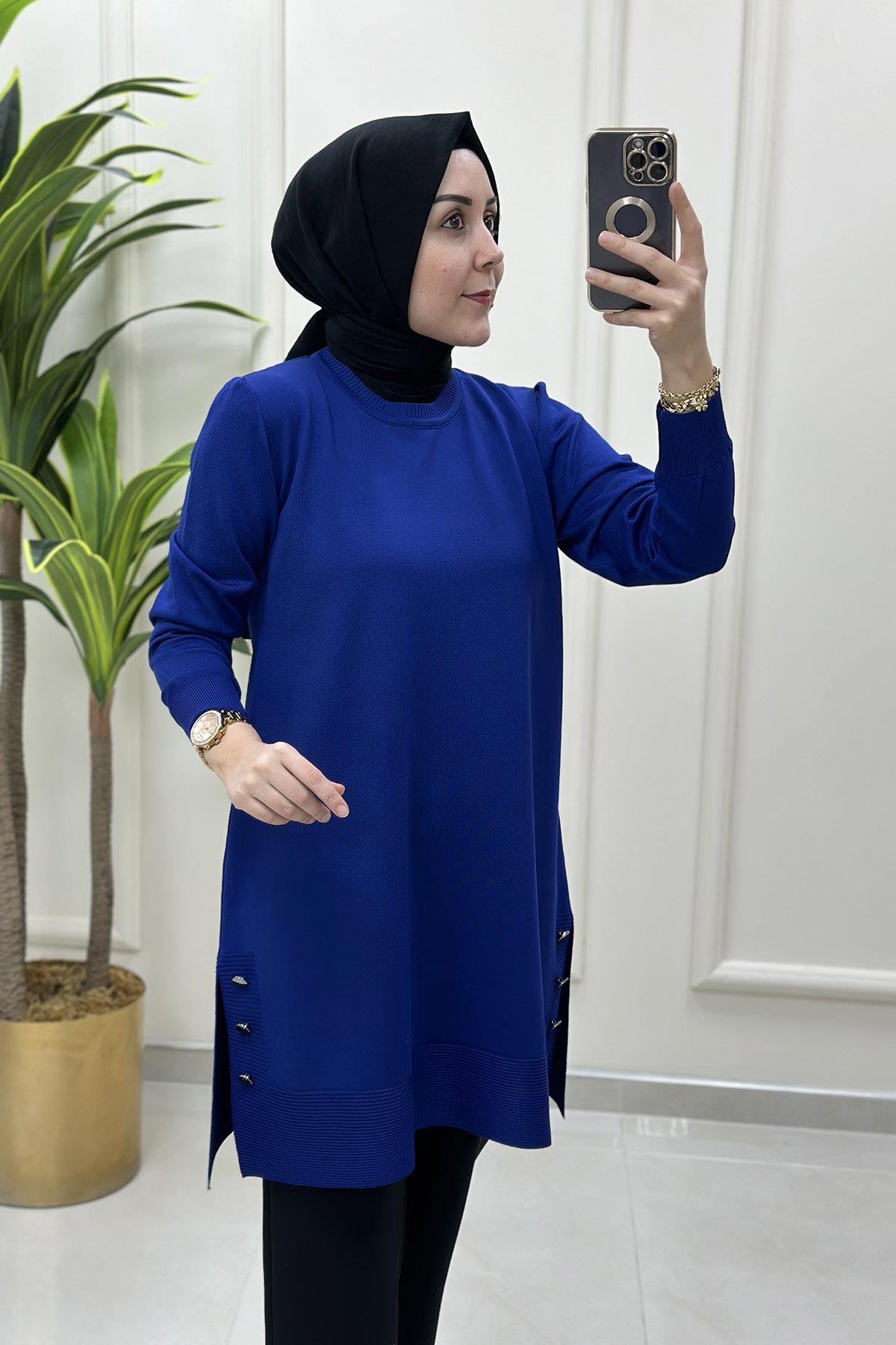 Tesettür TunikYanı Yırtmaç ve Düğme Detaylı Kadın Triko Tunik Saks Mavisi KADO 46002