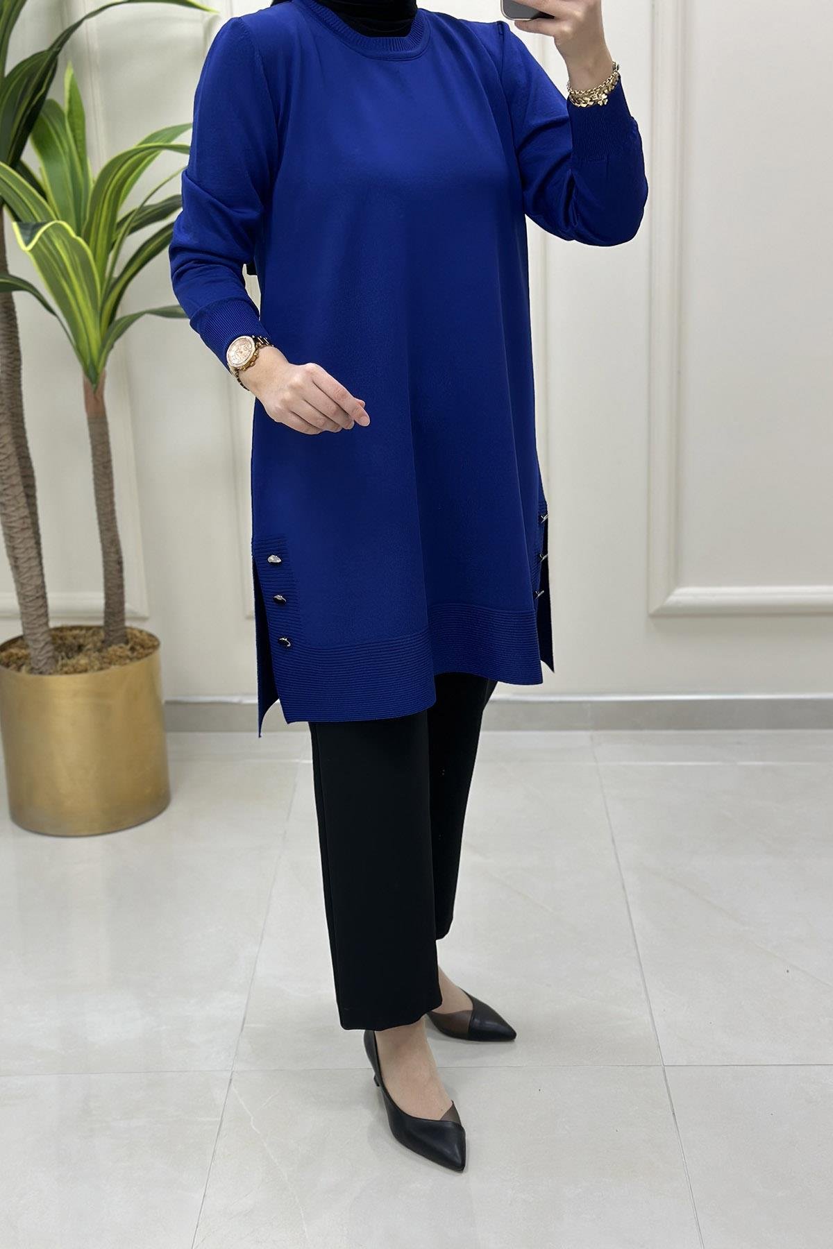 Tesettür TunikYanı Yırtmaç ve Düğme Detaylı Kadın Triko Tunik Saks Mavisi KADO 46002