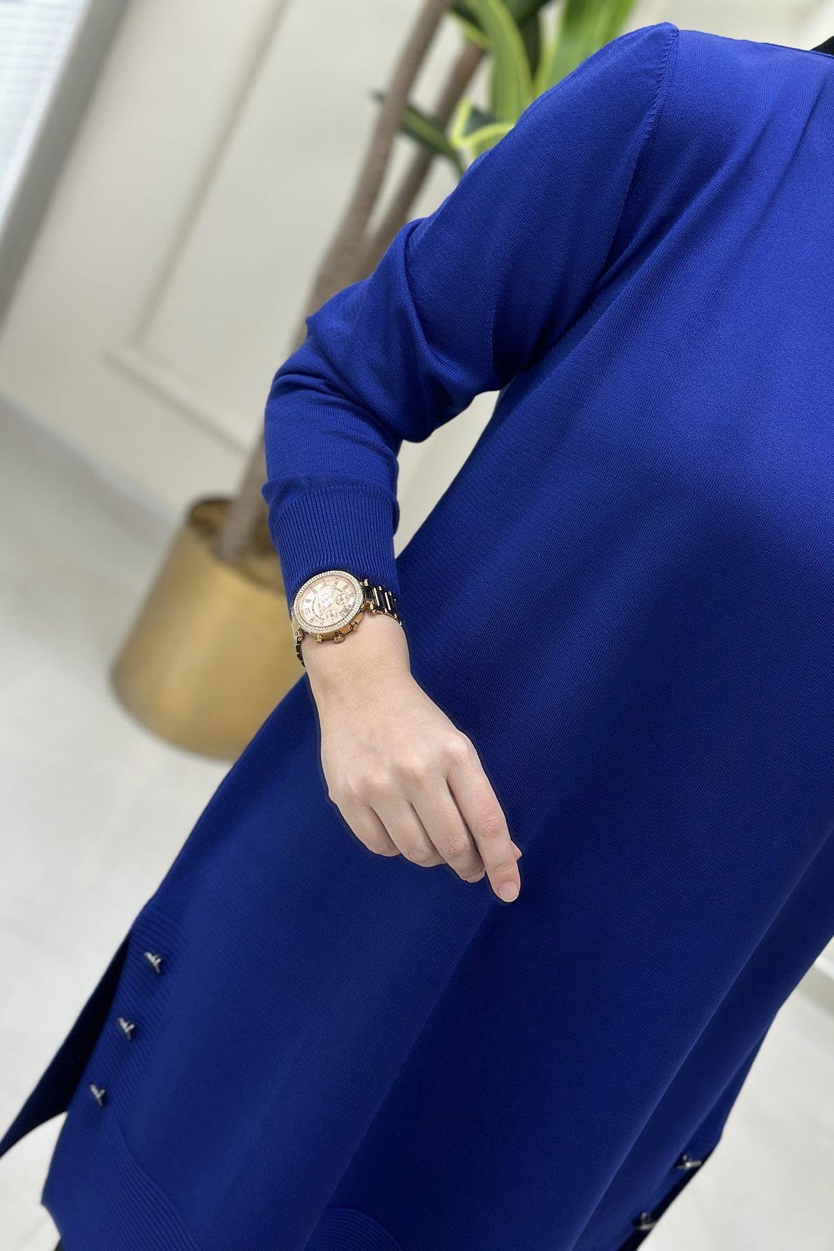Tesettür TunikYanı Yırtmaç ve Düğme Detaylı Kadın Triko Tunik Saks Mavisi KADO 46002