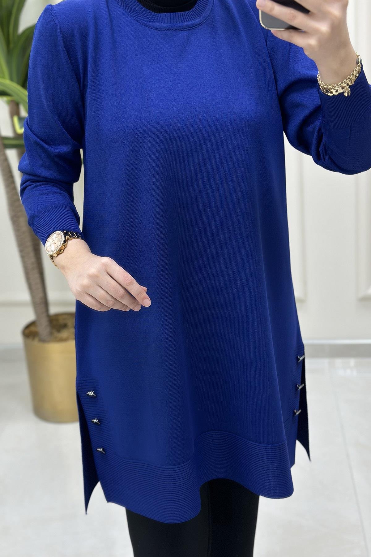 Tesettür TunikYanı Yırtmaç ve Düğme Detaylı Kadın Triko Tunik Saks Mavisi KADO 46002