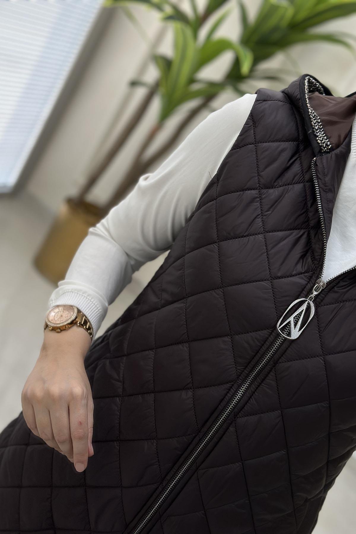 Tesettür YelekArmine Trend Önü Fermuarlı Kapüşon Taş Detaylı Kadın Kapitone Yelek Mürdüm ARM 503