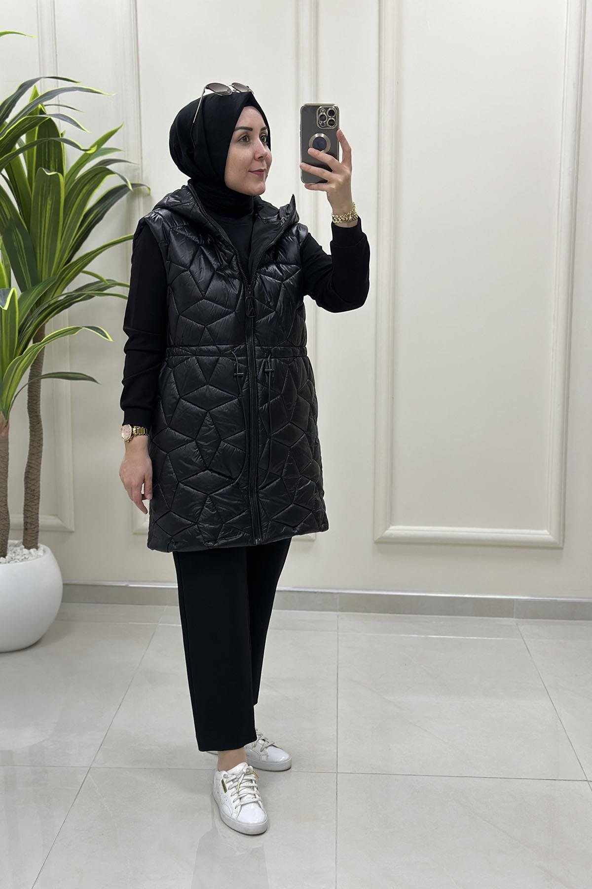 Tesettür YelekArmine Trend Önü Fermuarlı Beli Büzgülü Kadın Kapitone Yelek Siyah ARM 506