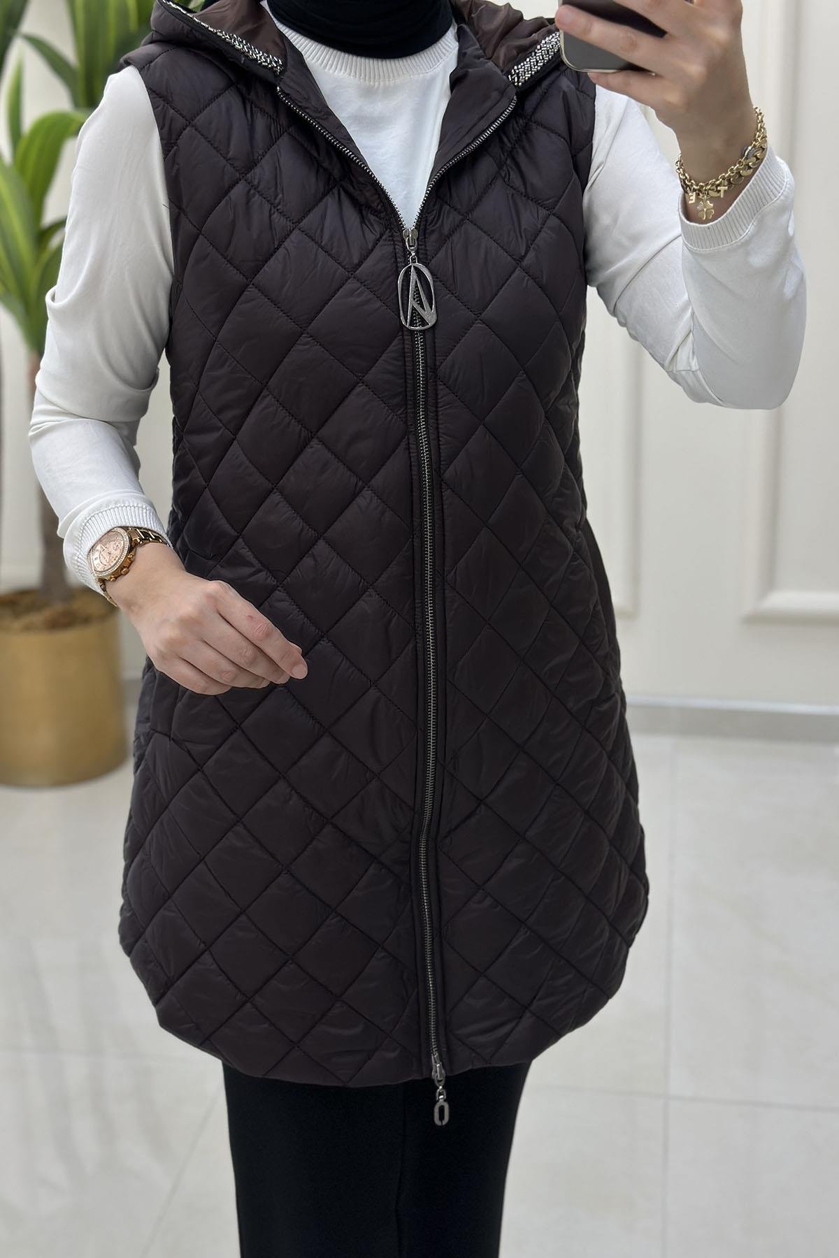 Tesettür YelekArmine Trend Önü Fermuarlı Kapüşon Taş Detaylı Kadın Kapitone Yelek Mürdüm ARM 503