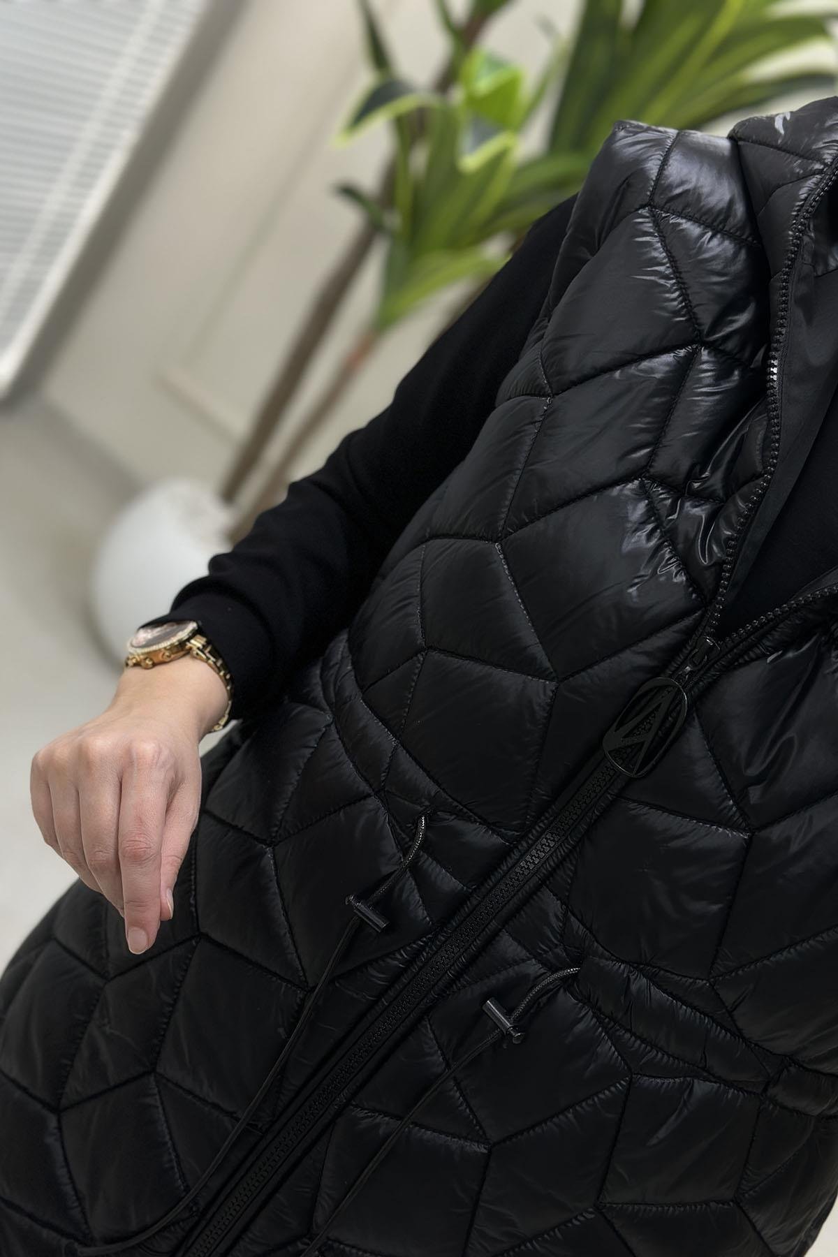 Tesettür YelekArmine Trend Önü Fermuarlı Beli Büzgülü Kadın Kapitone Yelek Siyah ARM 506