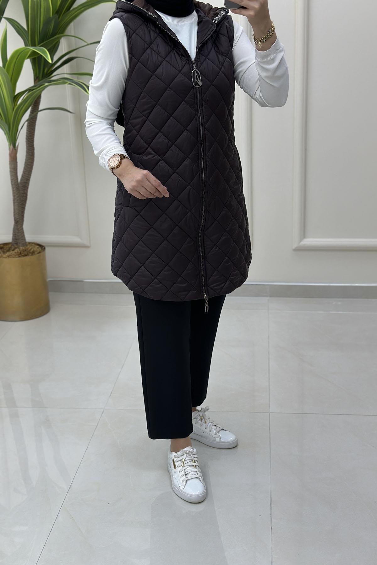 Tesettür YelekArmine Trend Önü Fermuarlı Kapüşon Taş Detaylı Kadın Kapitone Yelek Mürdüm ARM 503