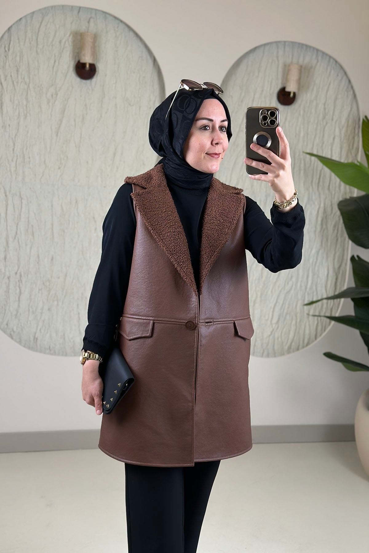 Tesettür YelekAvenna(Armine) Dışı Deri İçi Buklet Garnili Kapak Cepli Kadın Yelek Taba AVN 549