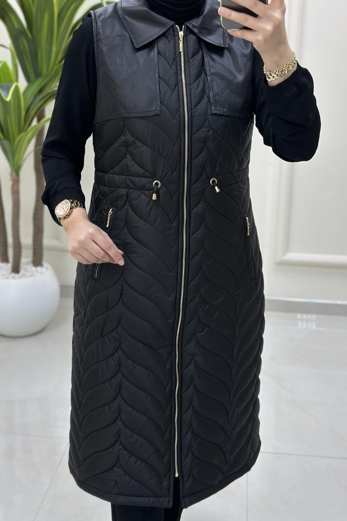 Tesettür YelekKapitone Dolum Önü Fermuarlı Beli Büzgülü Kadın Yelek Siyah QTN 4965