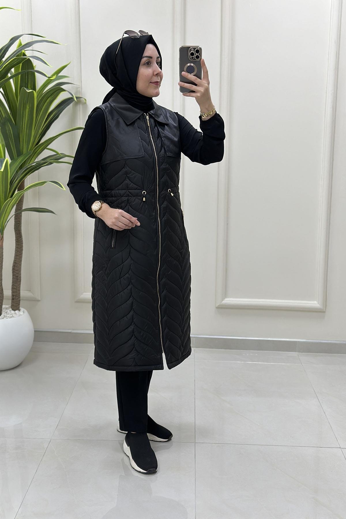 Tesettür YelekKapitone Dolum Önü Fermuarlı Beli Büzgülü Kadın Yelek Siyah QTN 4965