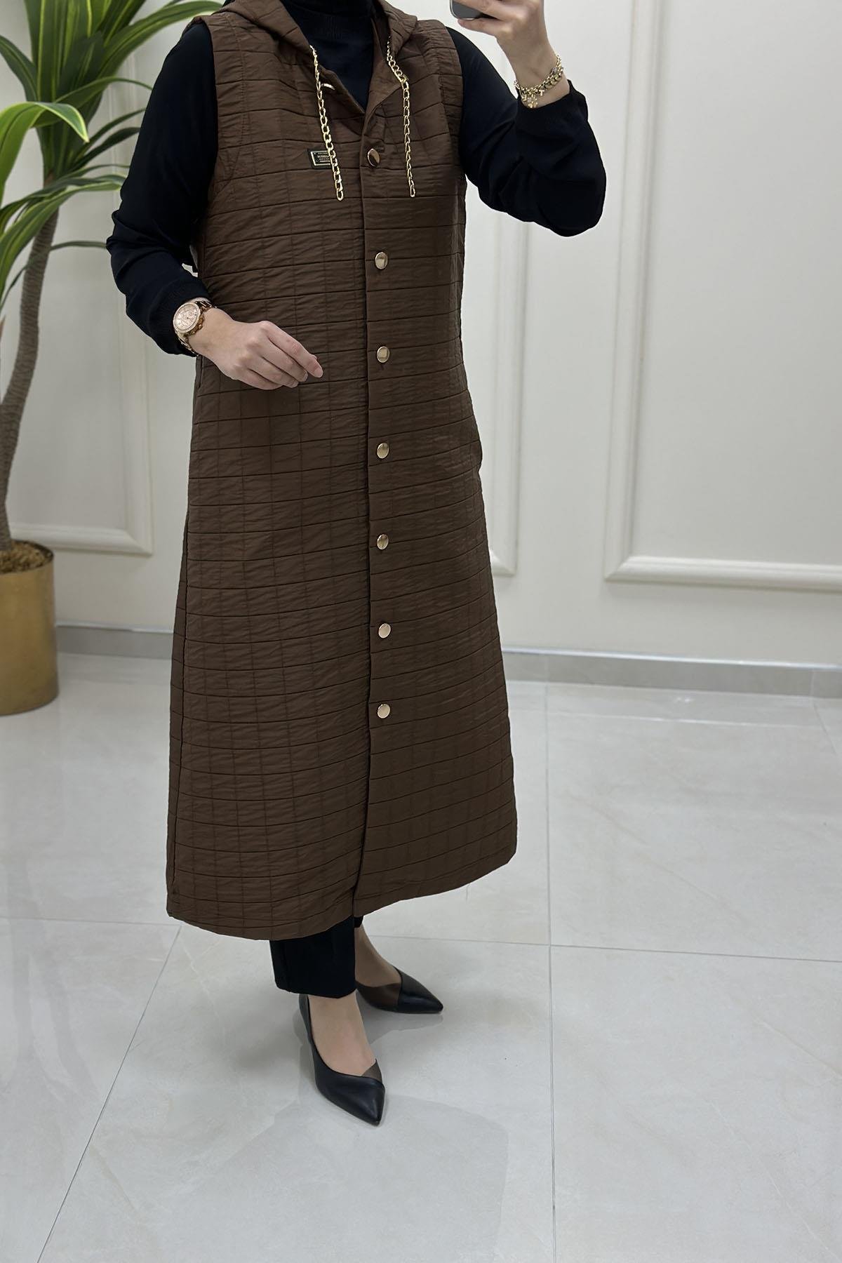 Tesettür YelekÖnü Düğmeli Kapüşon Zincir Detaylı Kadın Kapitone Yelek Kahverengi MLH 4622