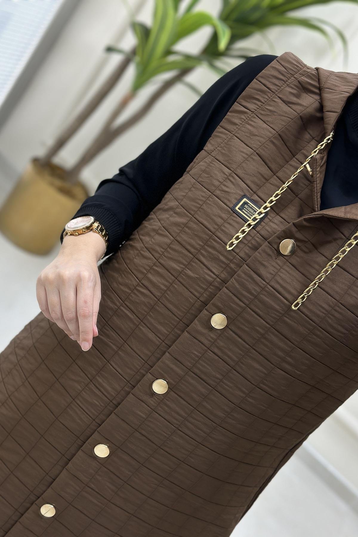 Tesettür YelekÖnü Düğmeli Kapüşon Zincir Detaylı Kadın Kapitone Yelek Kahverengi MLH 4622