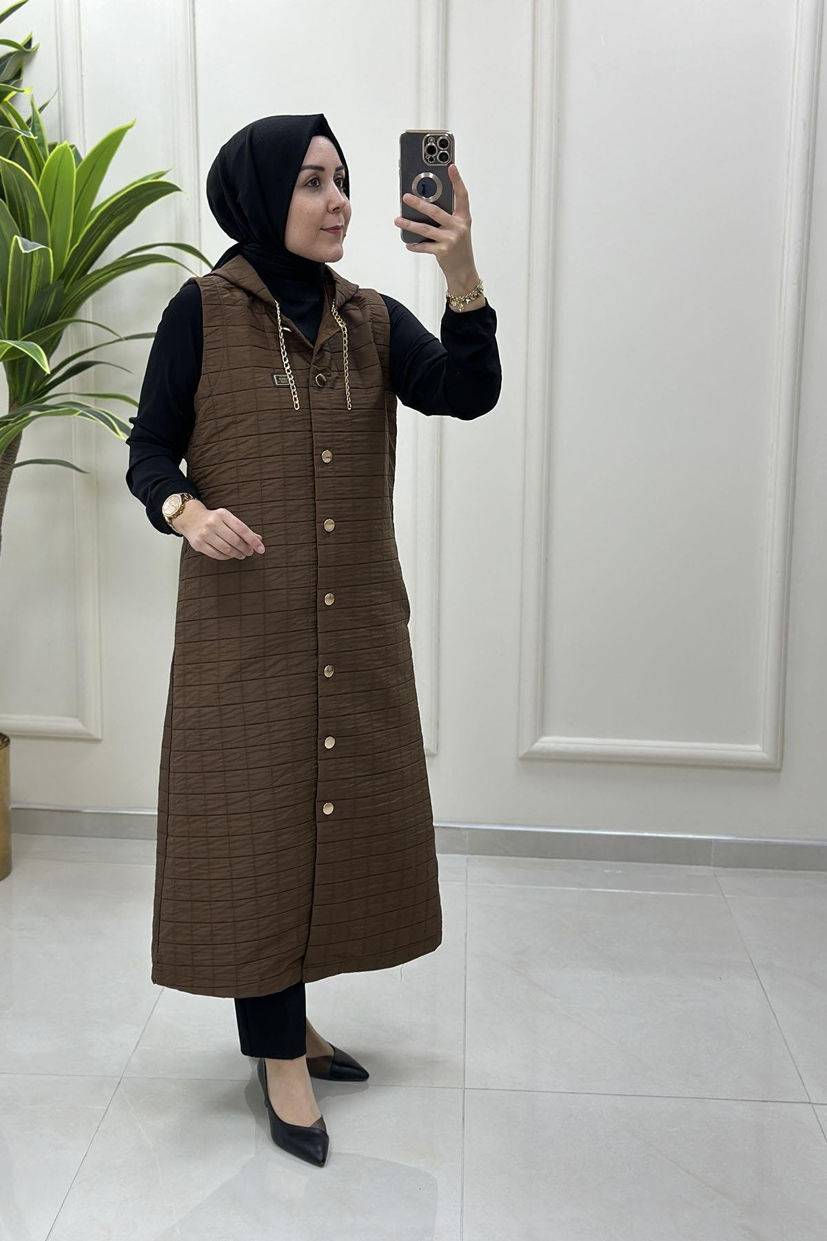 Tesettür YelekÖnü Düğmeli Kapüşon Zincir Detaylı Kadın Kapitone Yelek Kahverengi MLH 4622