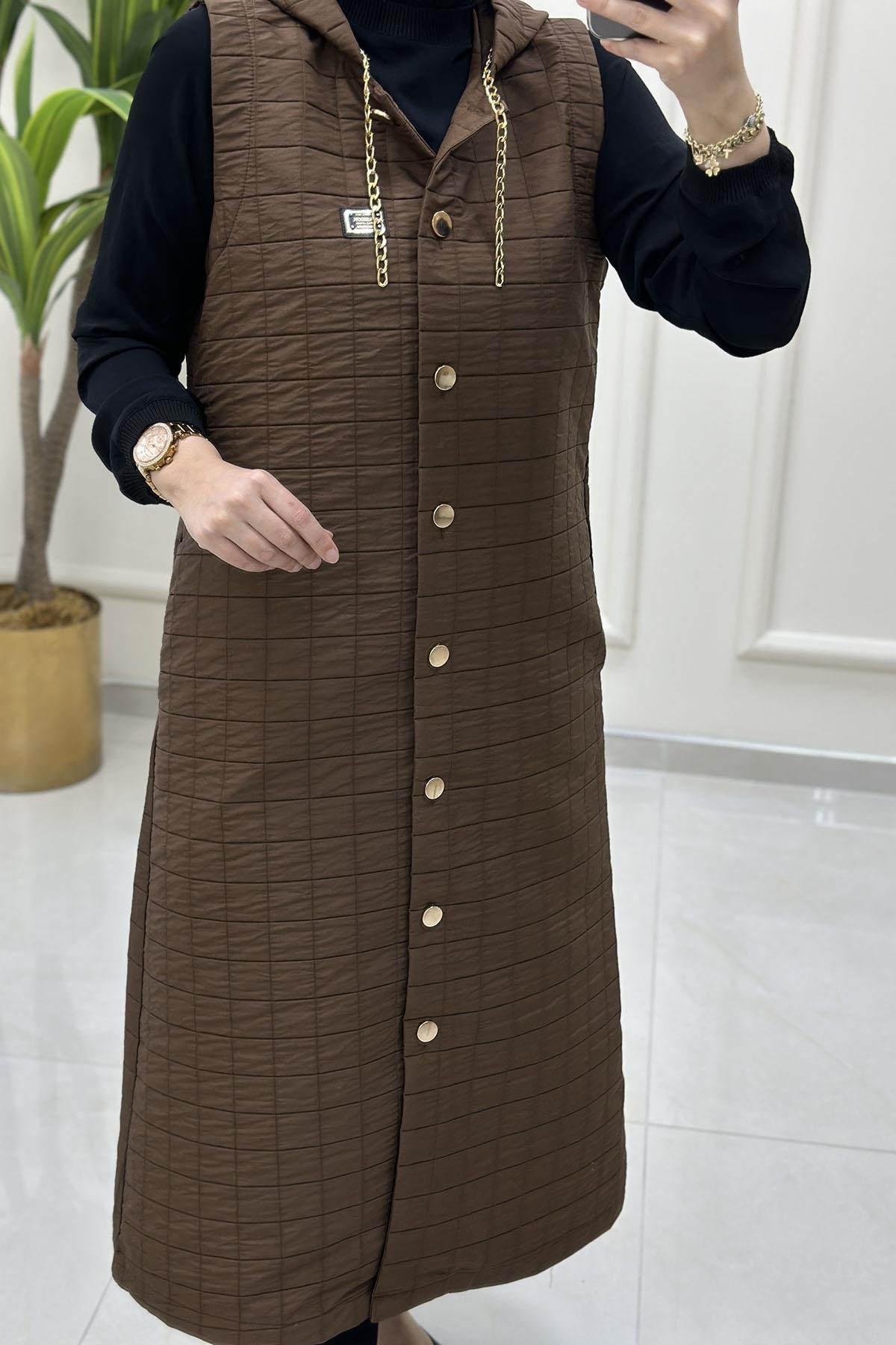 Tesettür YelekÖnü Düğmeli Kapüşon Zincir Detaylı Kadın Kapitone Yelek Kahverengi MLH 4622