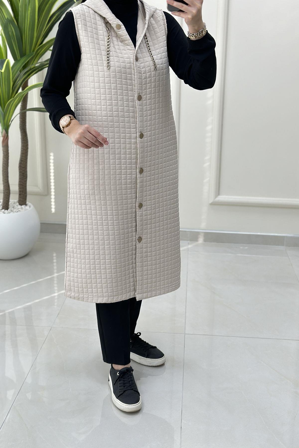 Tesettür YelekÖnü Düğmeli Zincir Detaylı Kadın Kapitone Yelek Bej KADO 257190