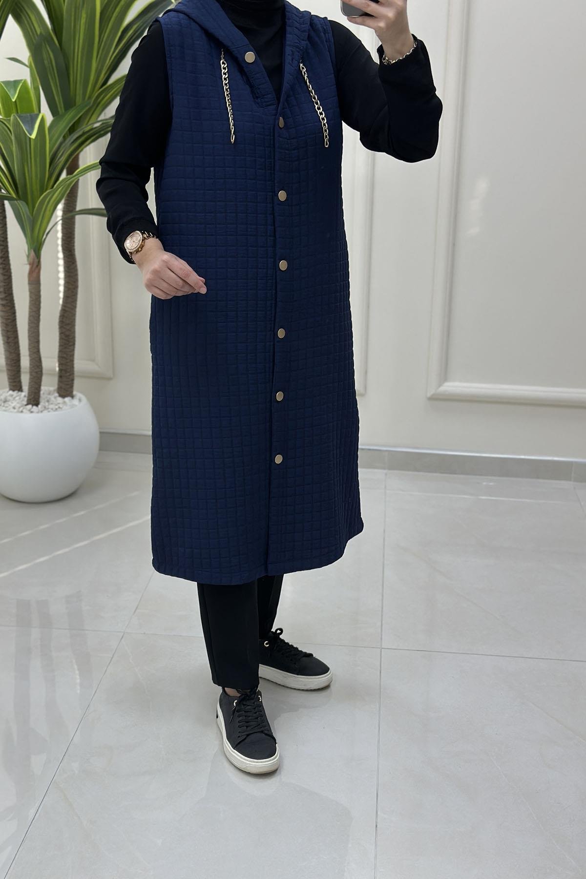 Tesettür YelekÖnü Düğmeli Zincir Detaylı Kadın Kapitone Yelek Lacivert KADO 257190