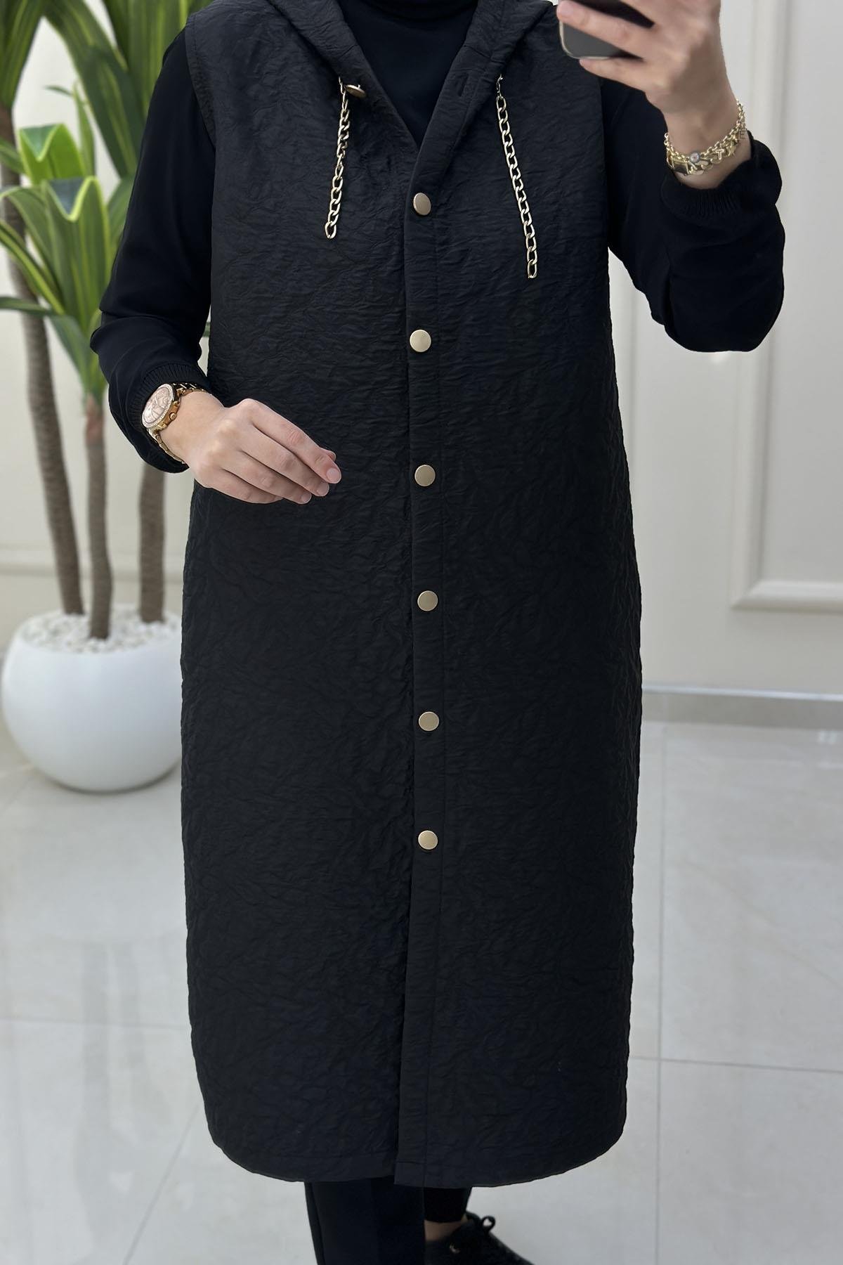 Tesettür YelekÖnü Düğmeli Zincir Detaylı Kadın Kapitone Yelek Siyah KADO 2571901