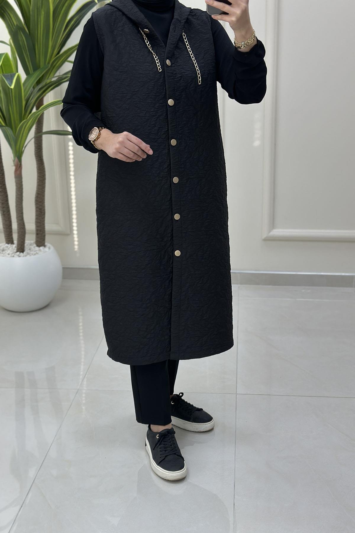 Tesettür YelekÖnü Düğmeli Zincir Detaylı Kadın Kapitone Yelek Siyah KADO 2571901