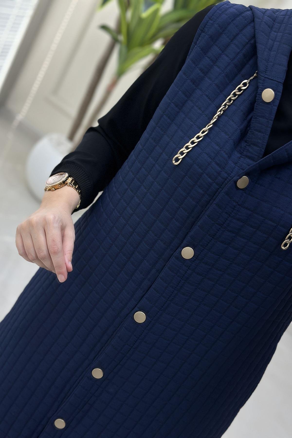 Tesettür YelekÖnü Düğmeli Zincir Detaylı Kadın Kapitone Yelek Lacivert KADO 257190