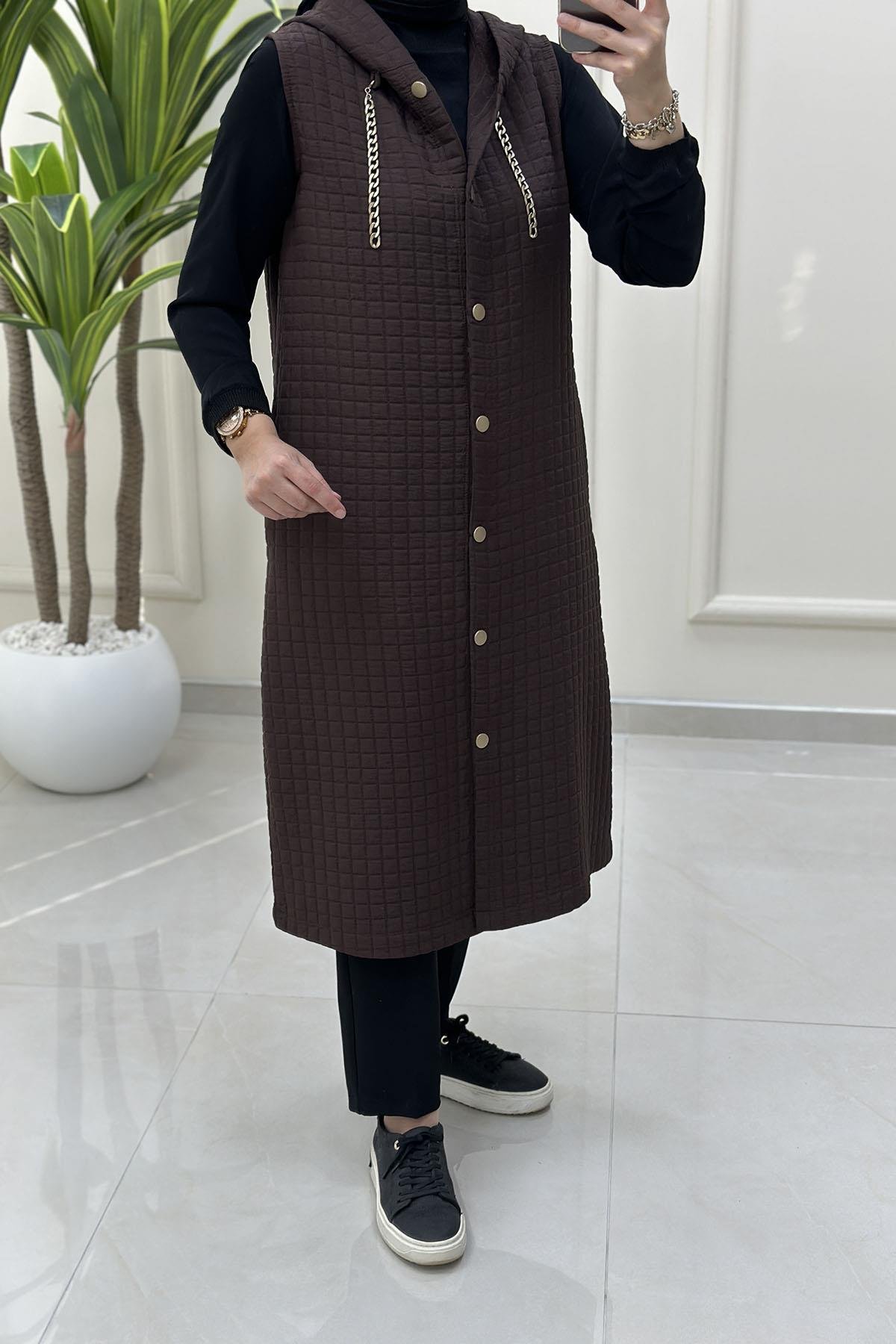 Tesettür YelekÖnü Düğmeli Zincir Detaylı Kadın Kapitone Yelek Kahverengi KADO 257190