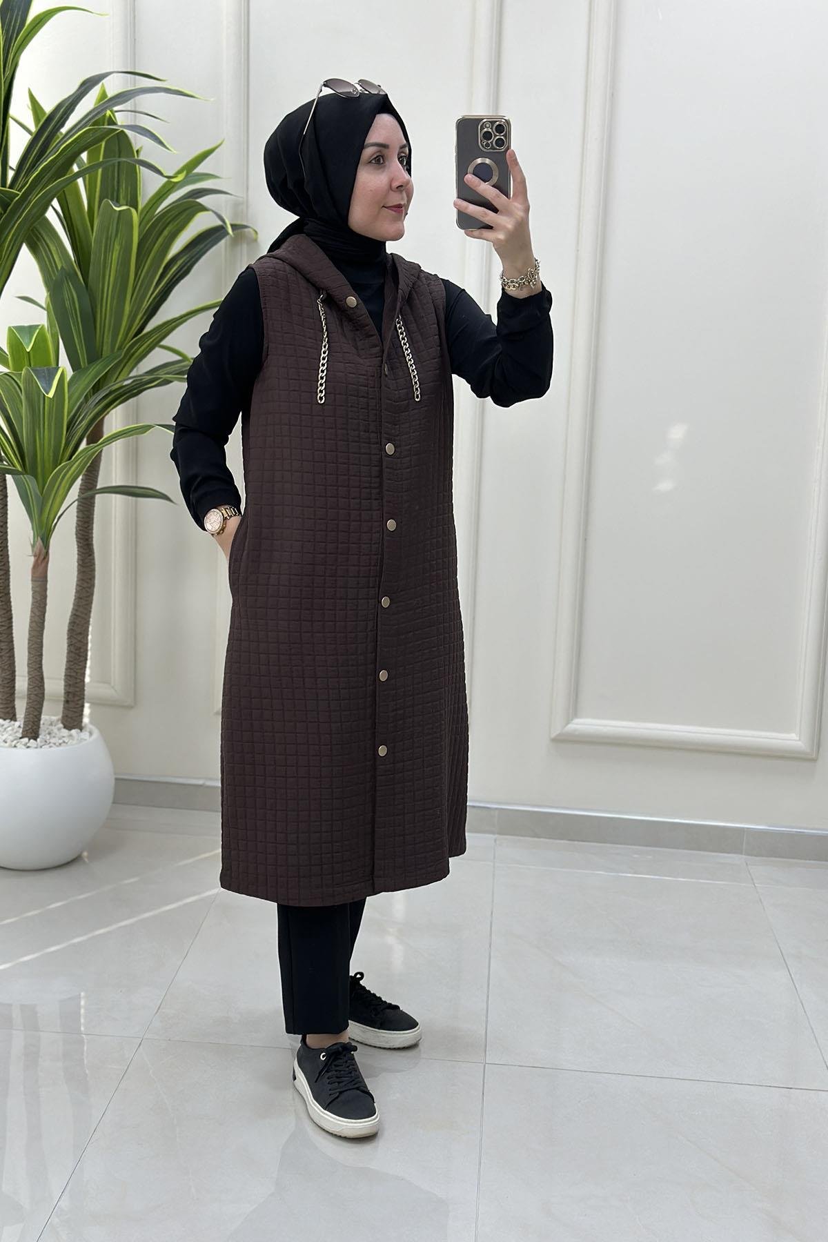 Tesettür YelekÖnü Düğmeli Zincir Detaylı Kadın Kapitone Yelek Kahverengi KADO 257190