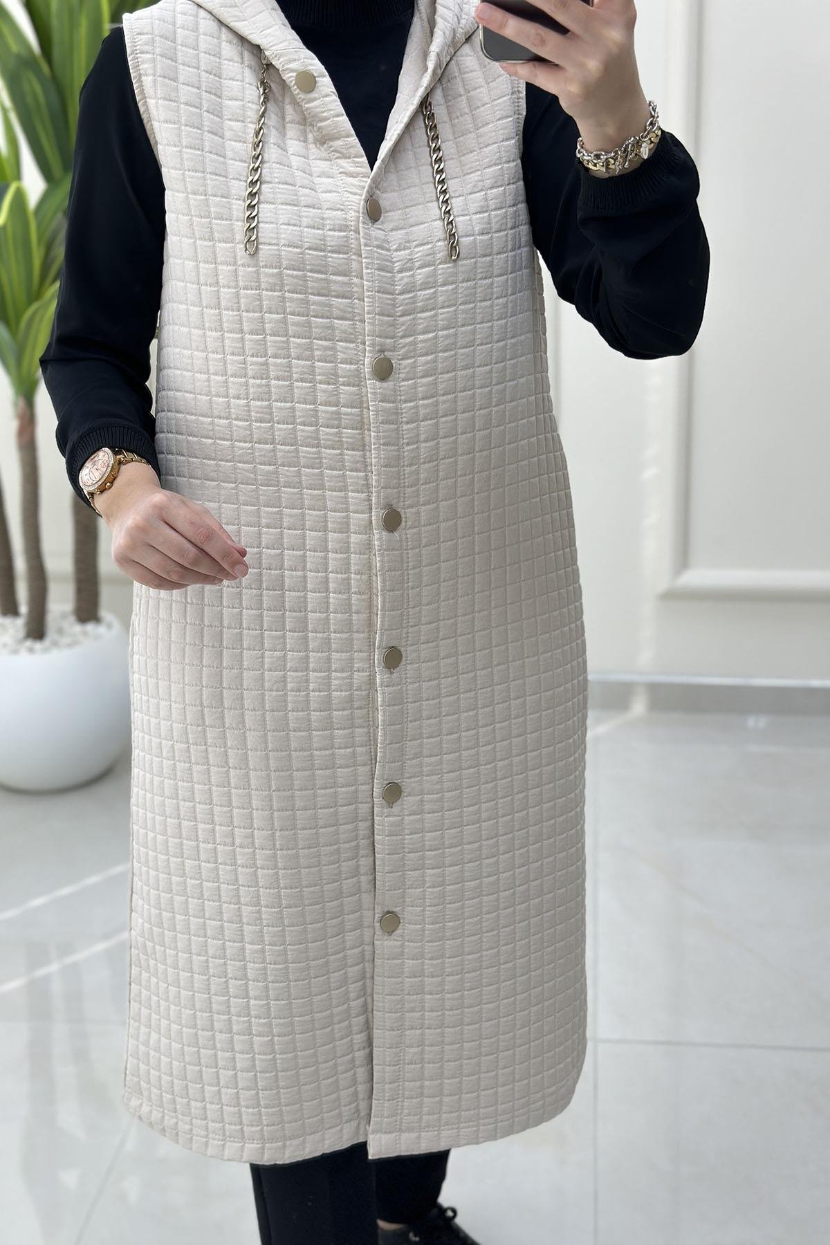 Tesettür YelekÖnü Düğmeli Zincir Detaylı Kadın Kapitone Yelek Bej KADO 257190