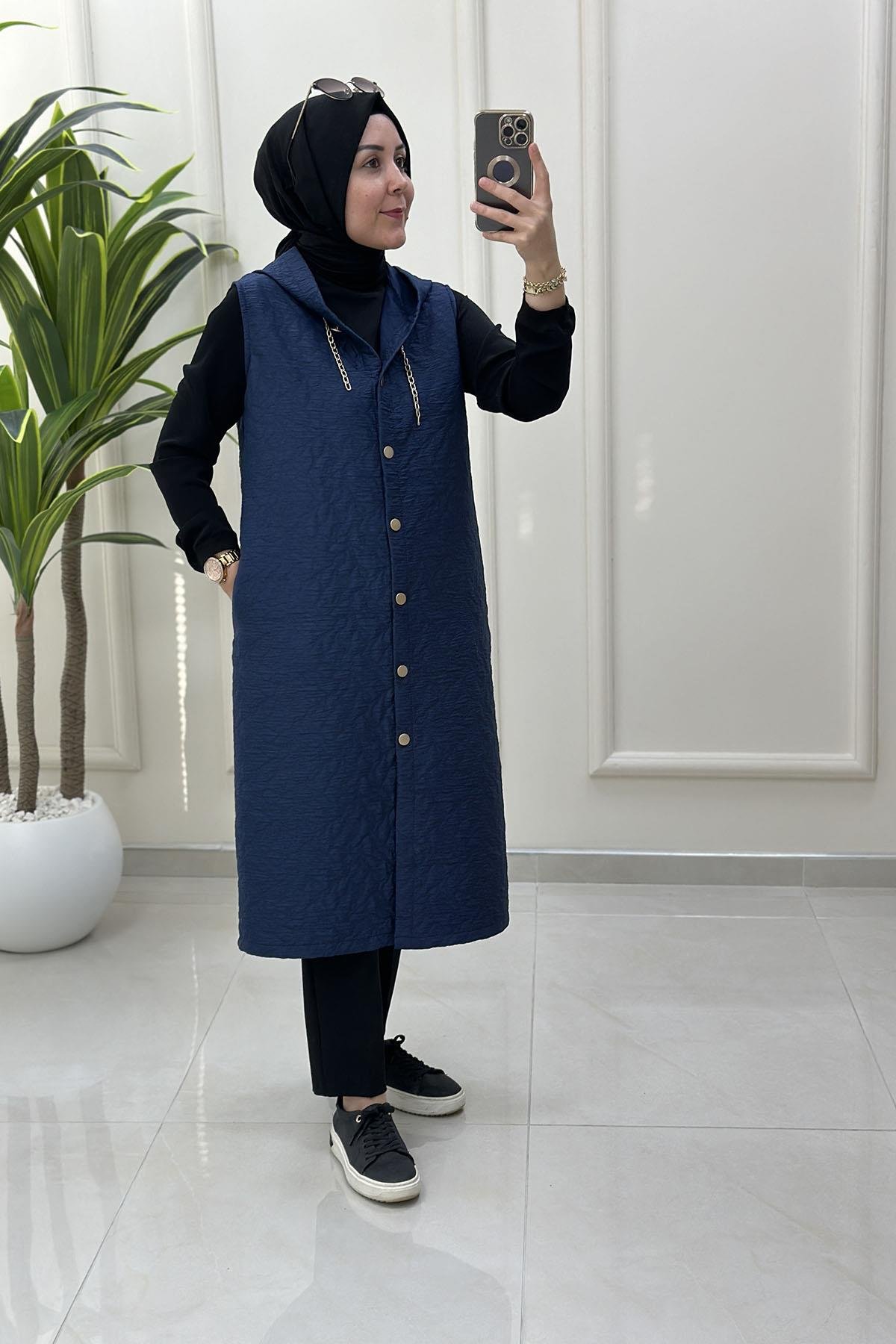 Tesettür YelekÖnü Düğmeli Zincir Detaylı Kadın Kapitone Yelek Lacivert KADO 2571901