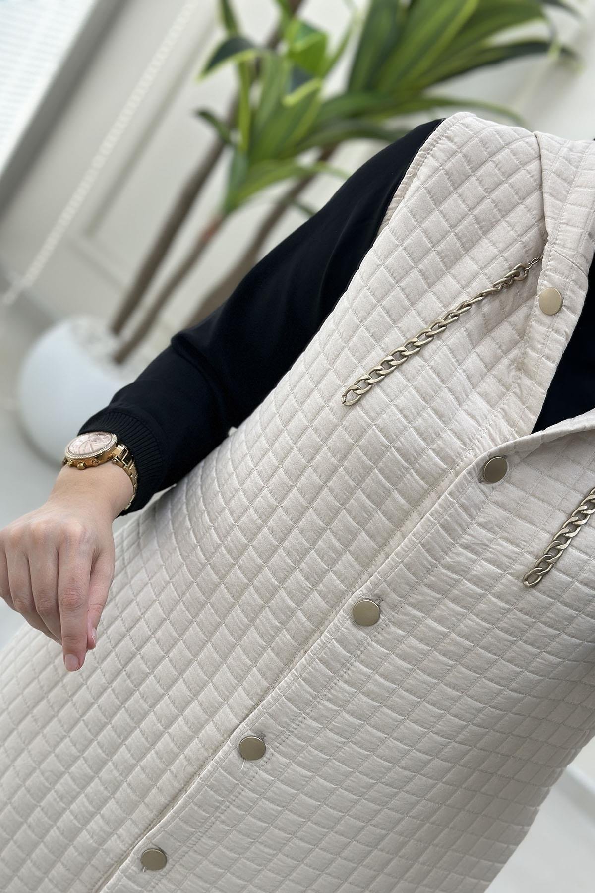 Tesettür YelekÖnü Düğmeli Zincir Detaylı Kadın Kapitone Yelek Bej KADO 257190