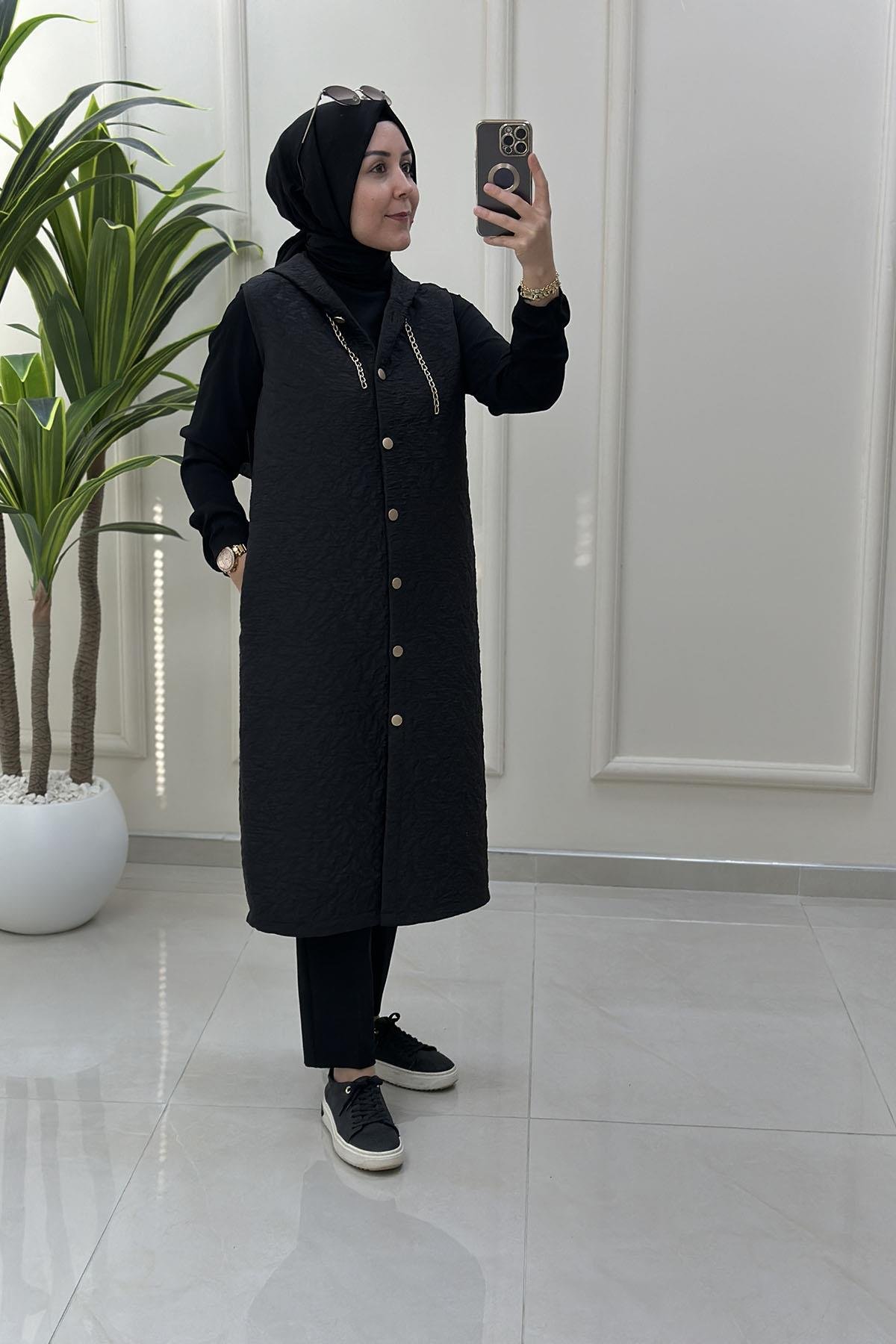 Tesettür YelekÖnü Düğmeli Zincir Detaylı Kadın Kapitone Yelek Siyah KADO 2571901