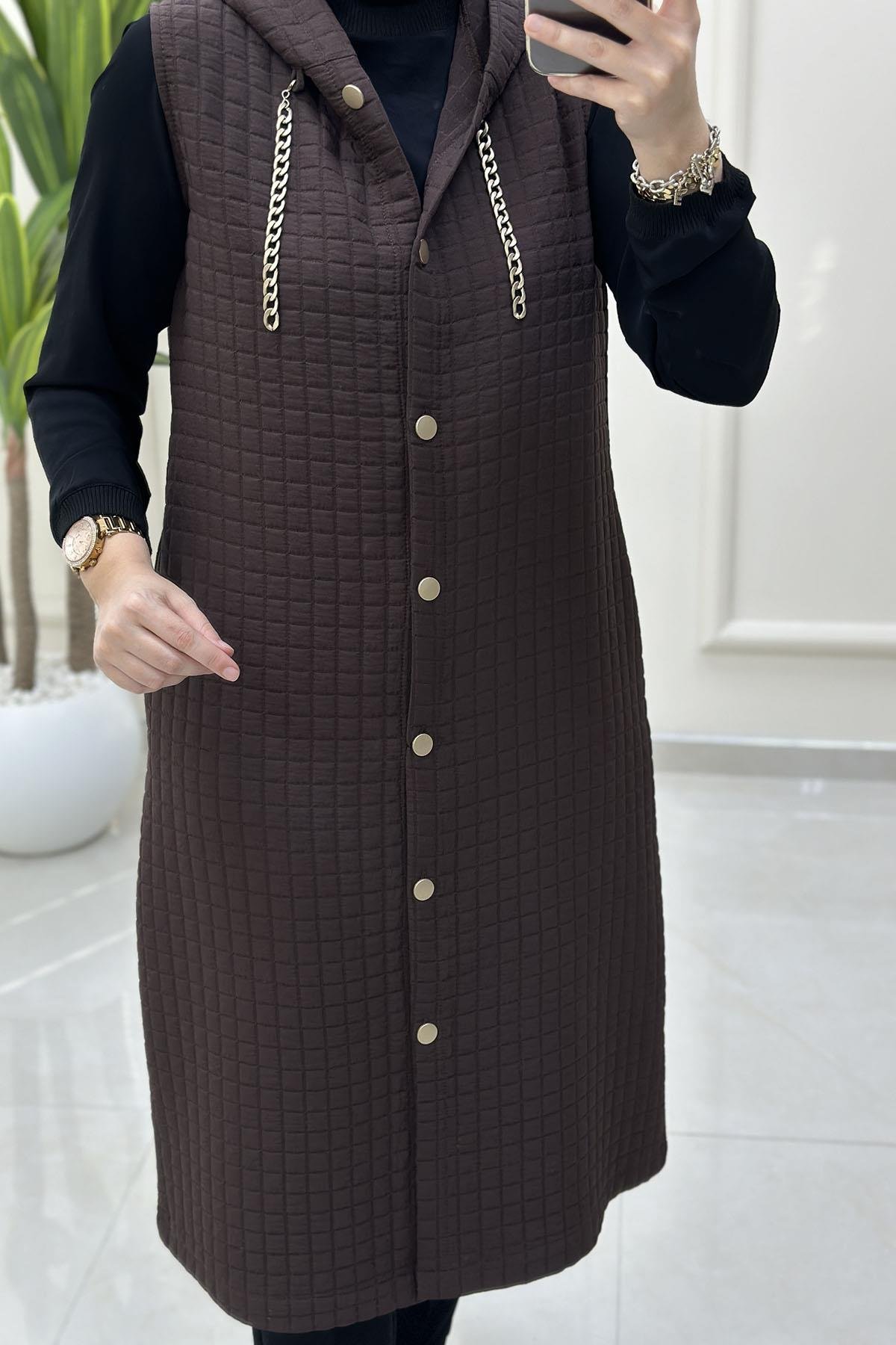 Tesettür YelekÖnü Düğmeli Zincir Detaylı Kadın Kapitone Yelek Kahverengi KADO 257190