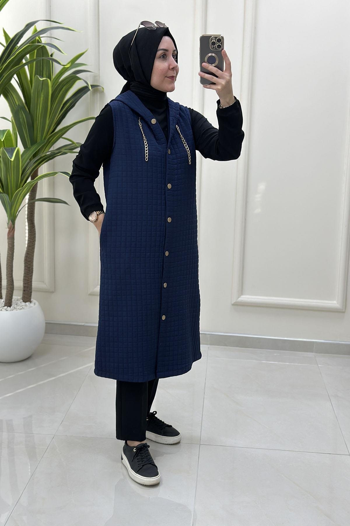 Tesettür YelekÖnü Düğmeli Zincir Detaylı Kadın Kapitone Yelek Lacivert KADO 257190