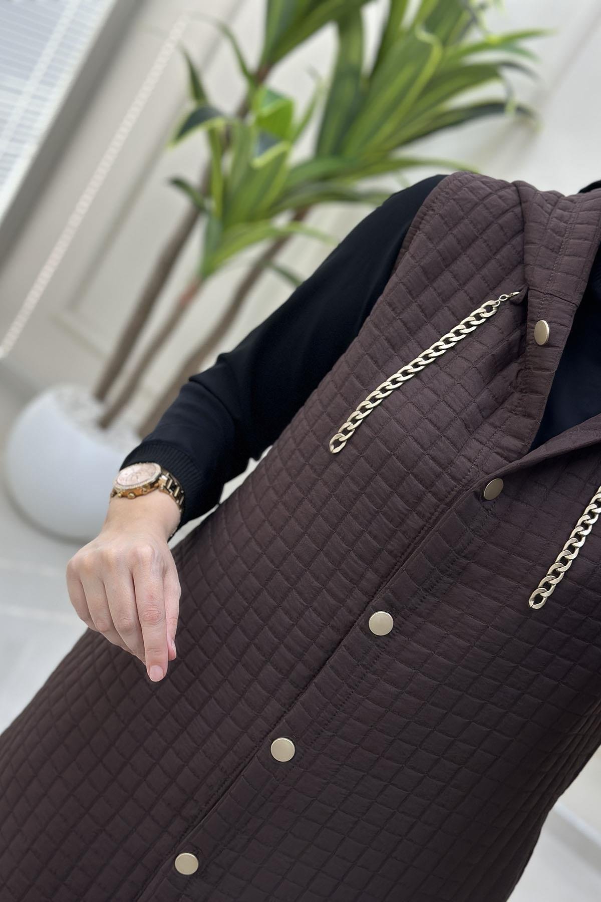 Tesettür YelekÖnü Düğmeli Zincir Detaylı Kadın Kapitone Yelek Kahverengi KADO 257190